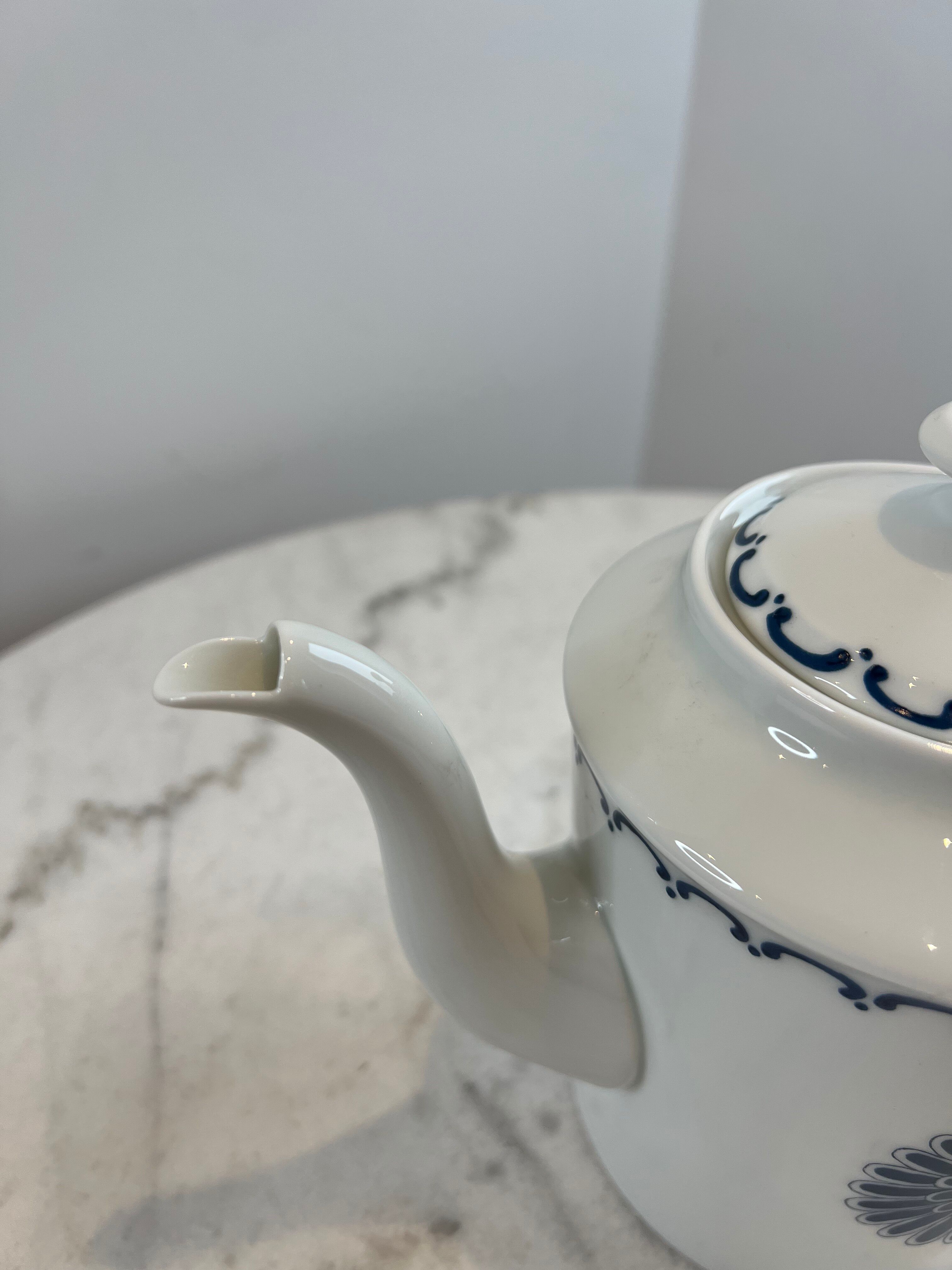 Teapot from the porcelain factory of Paris.