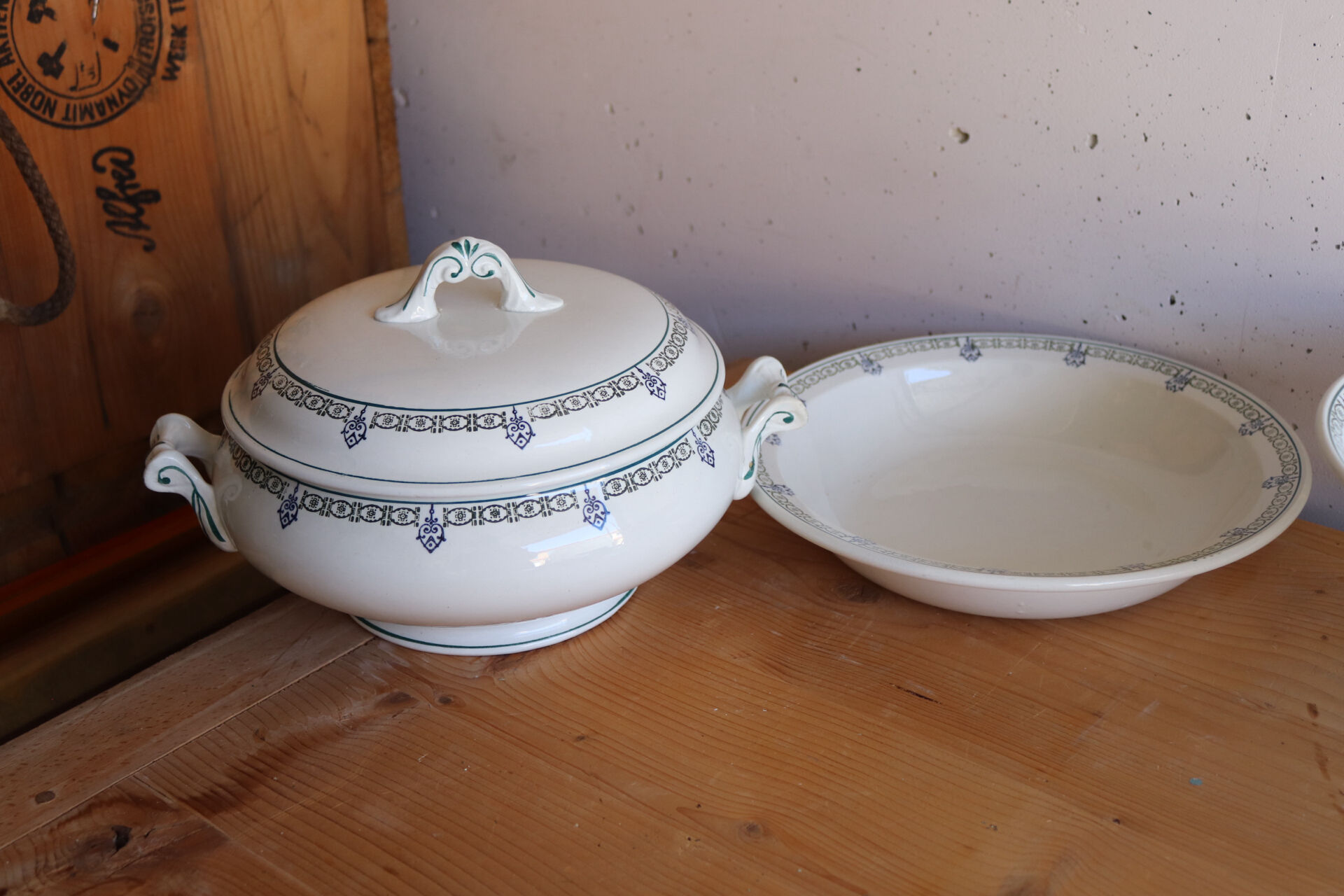 Service ancien en terre de fer décor bleu et vert , écru
