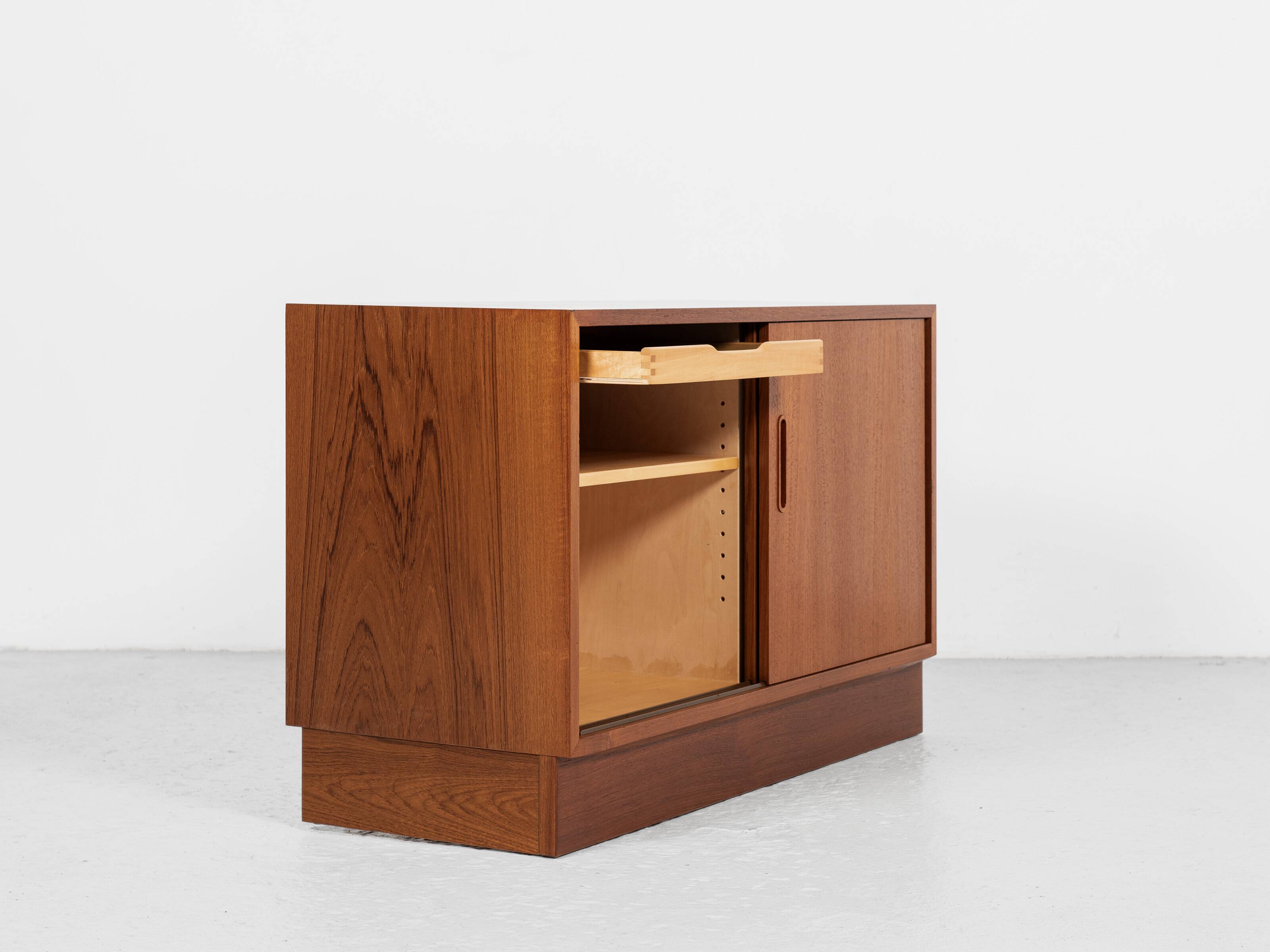 Midcentury Danish lowboard in teak with 2 sliding doors by Hundevad 1960s - 108cm