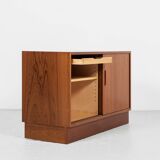 Midcentury Danish lowboard in teak with 2 sliding doors by Hundevad 1960s - 108cm