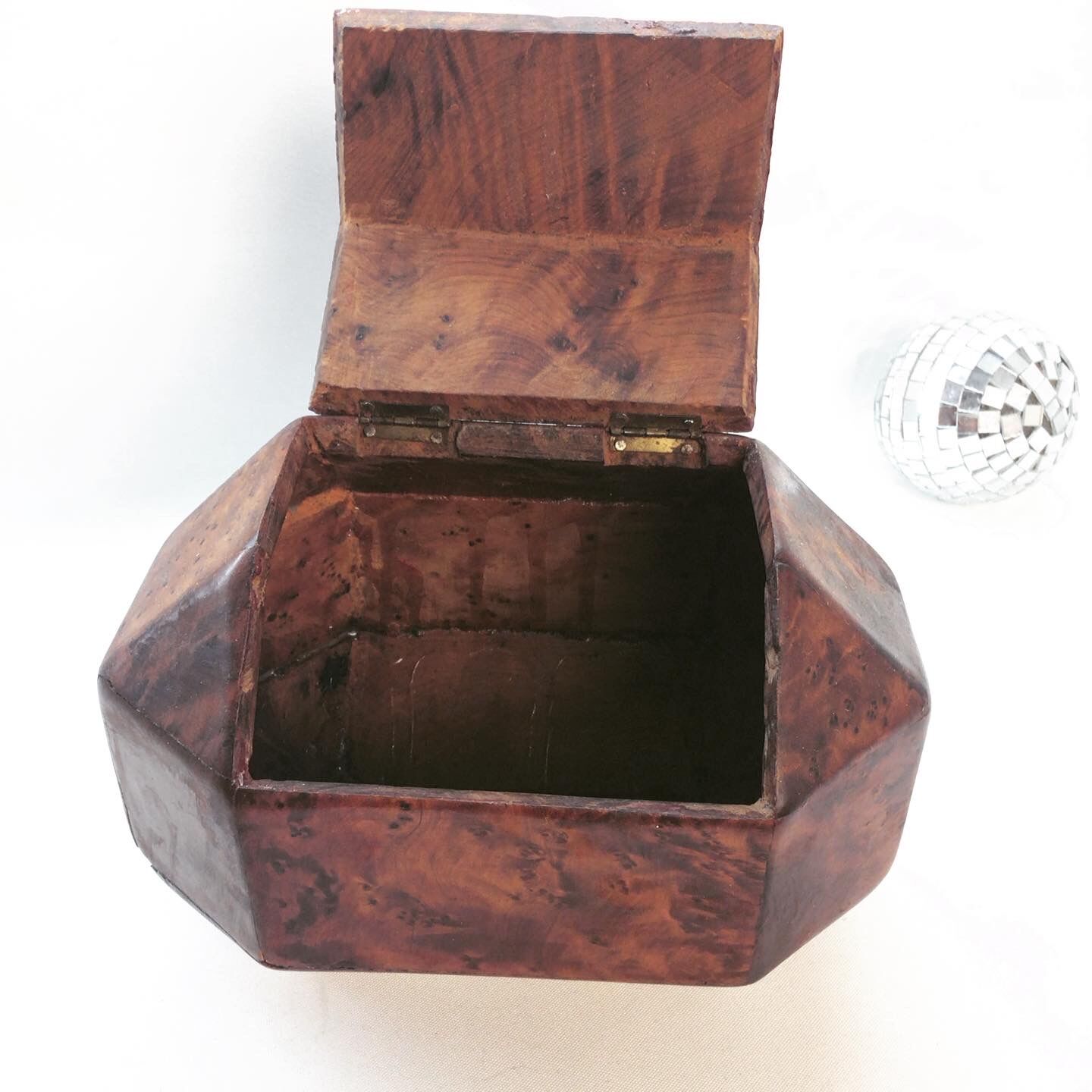 Jewelry box in thuya