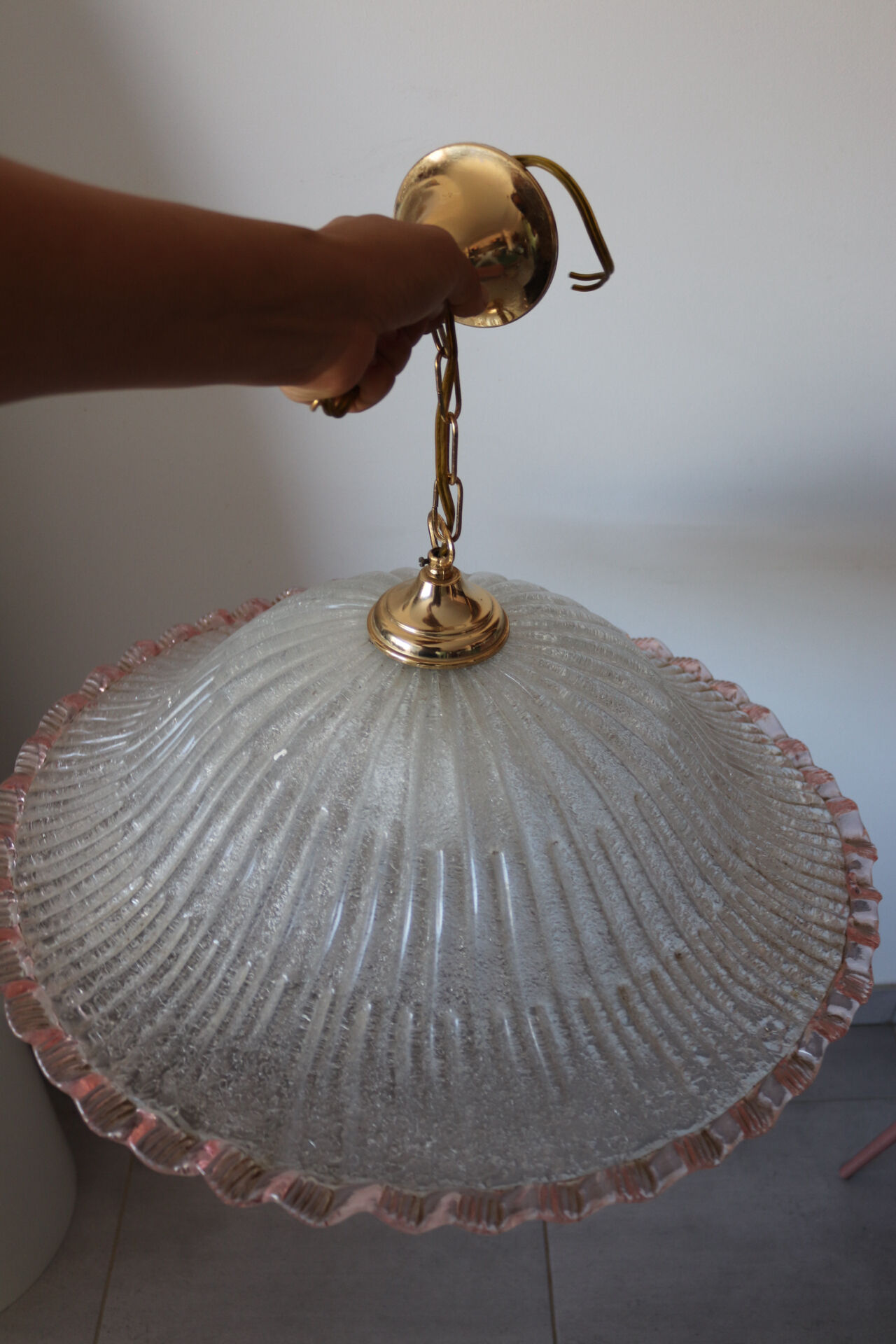 Large vintage Murano suspension in textured glass with a pink edge.