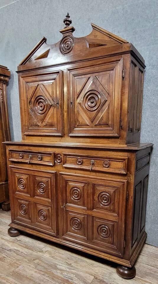 Louis XIII period cabinet with 4 shutters in solid walnut circa 1680