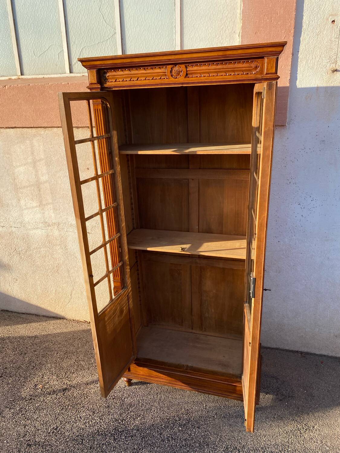 Display case: 2-door bookcase