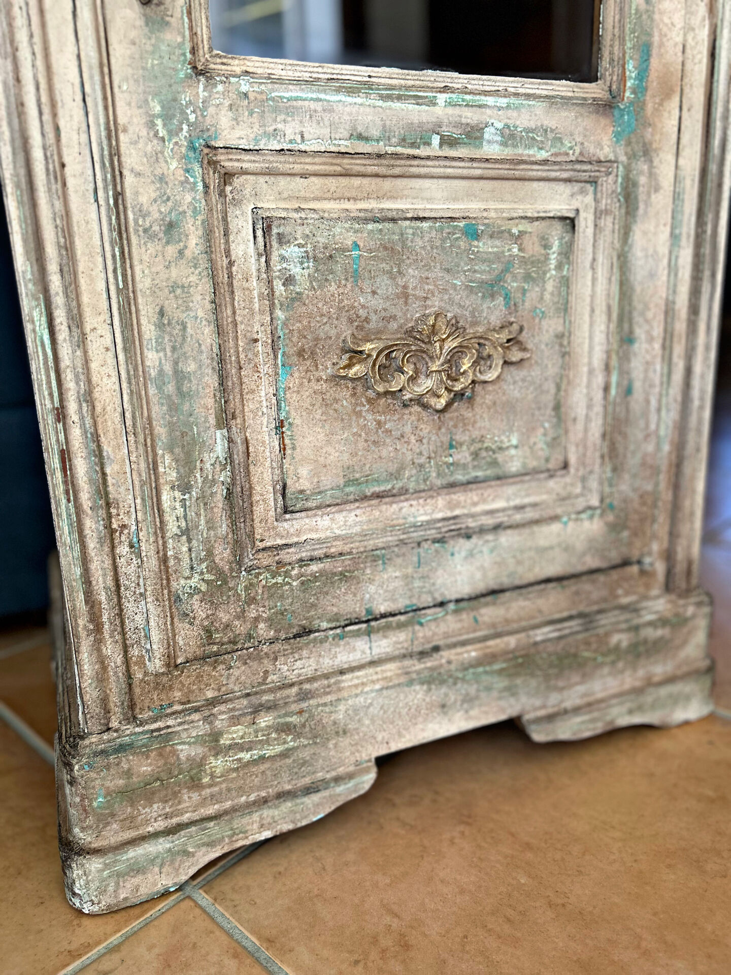 Meuble ancien Louis-Philippe à capot – patine artisanale