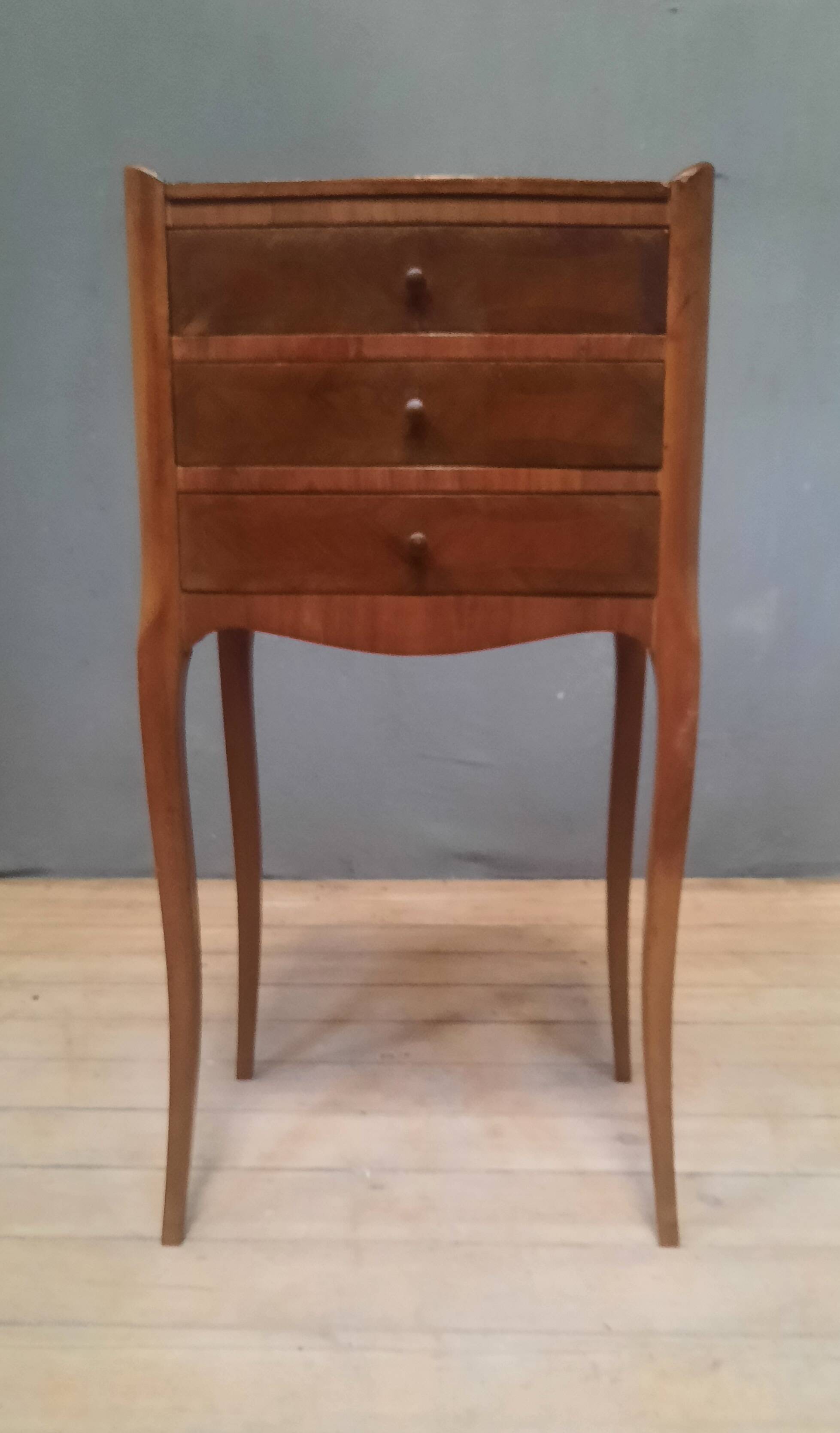 Louis XV style chest of drawers in veneered wood