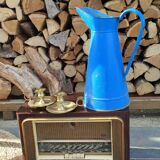 Broc vintage en métal émaillé bleu
