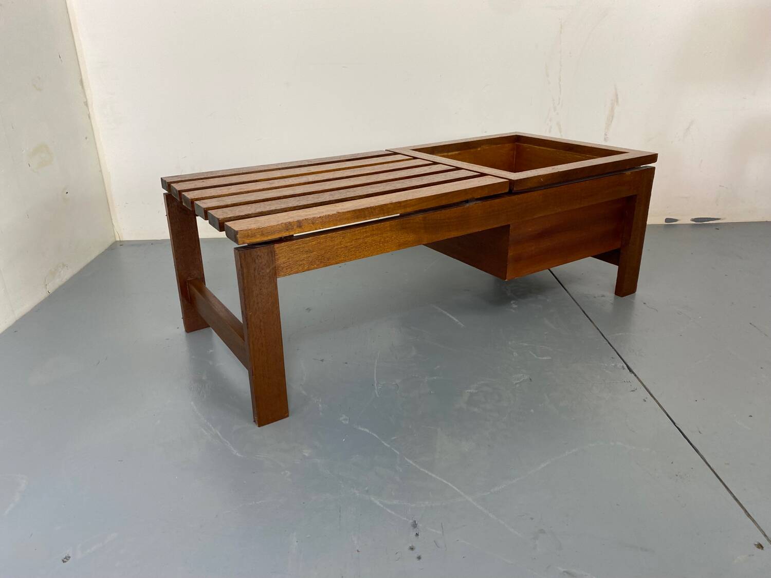 Table d'appoint mid-century moderne à lattes en teck avec support pour plantes, 1960s