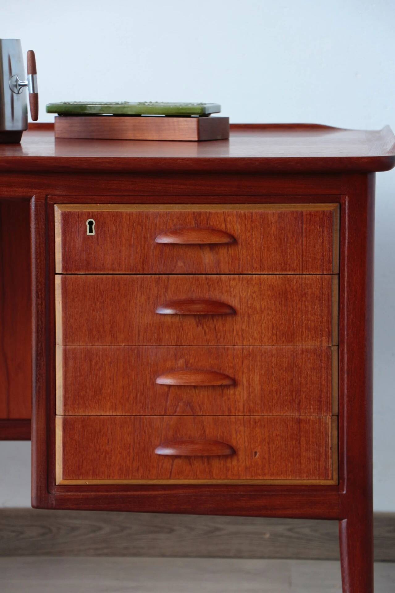 Desk Svend Aage Madsen: Danish Teck & Design (HP Hansen)