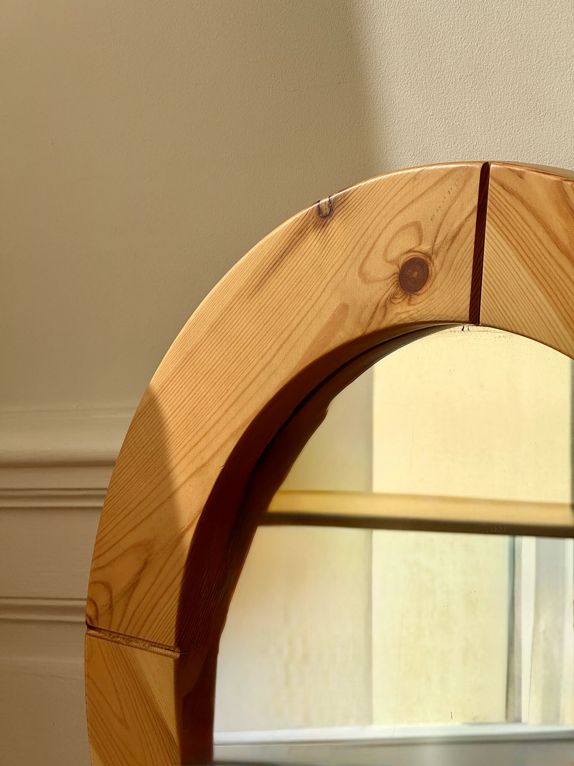 Round mirror in raw wood