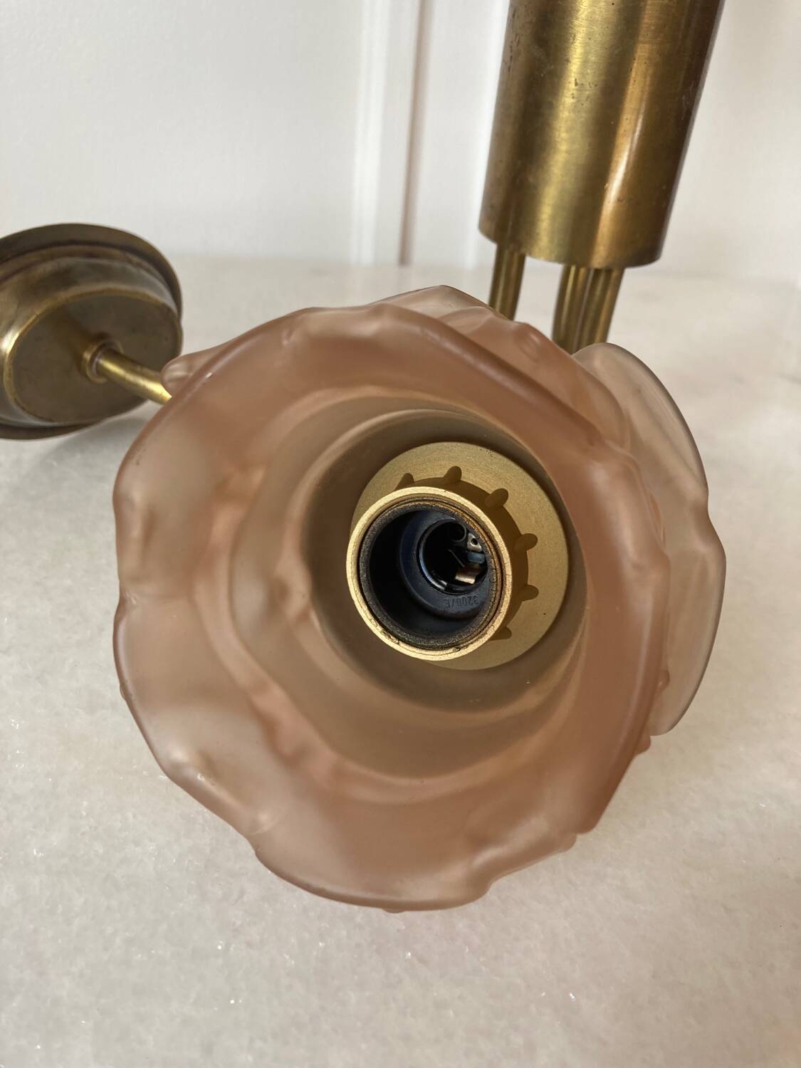 Set of chandelier and 2 wall lights in gold metal and glass roses