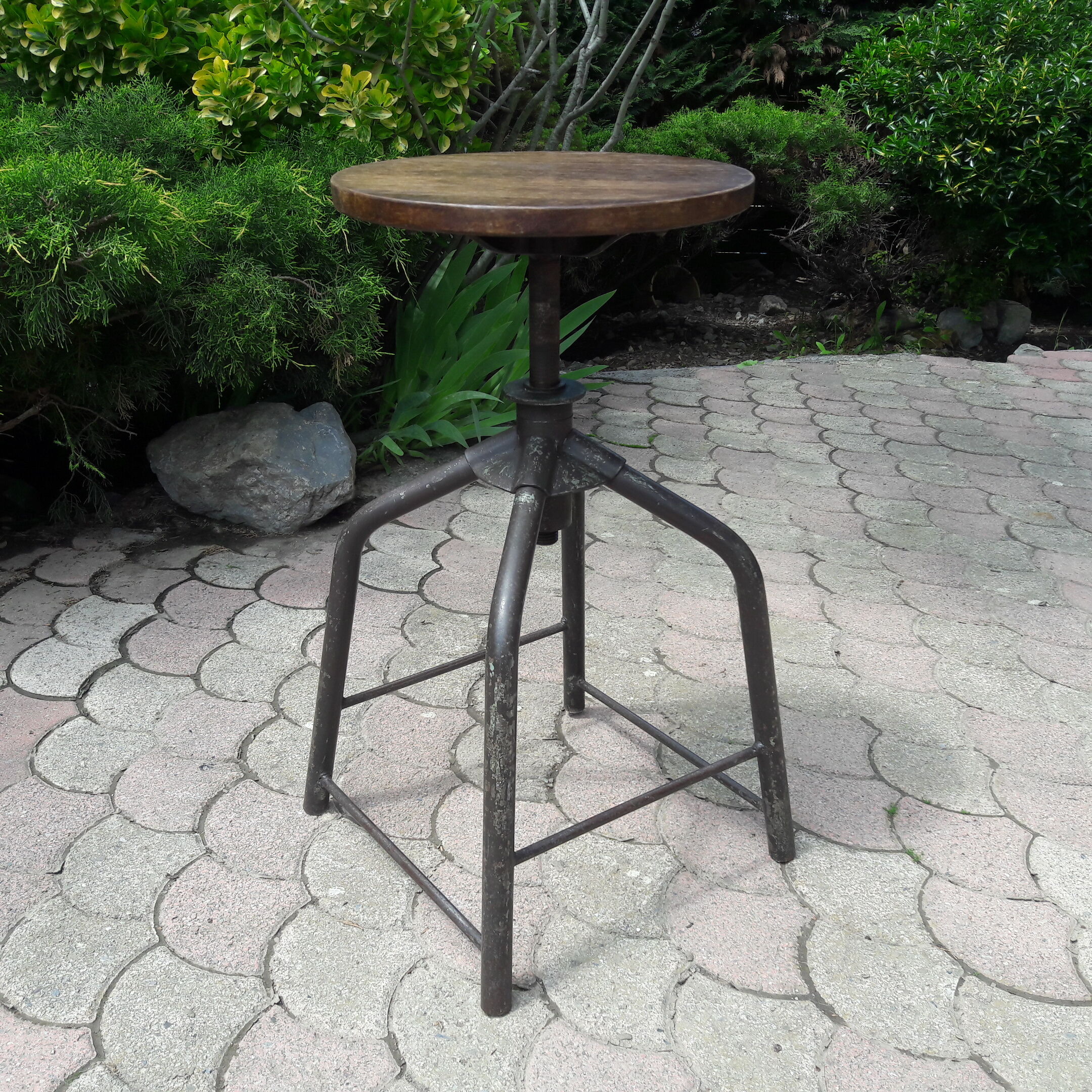 Industrial stool with screw