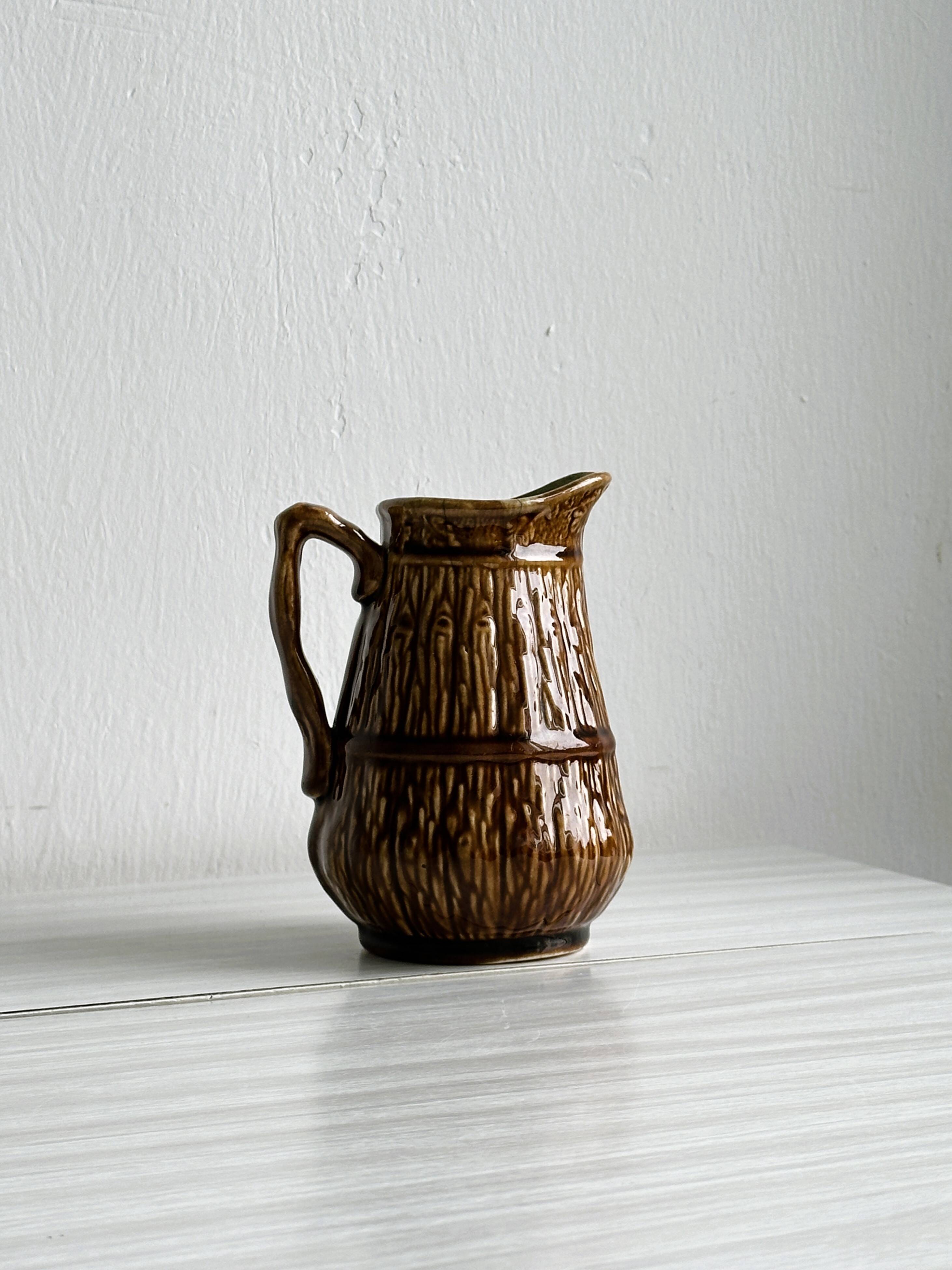 Pot à lait en céramique marron.