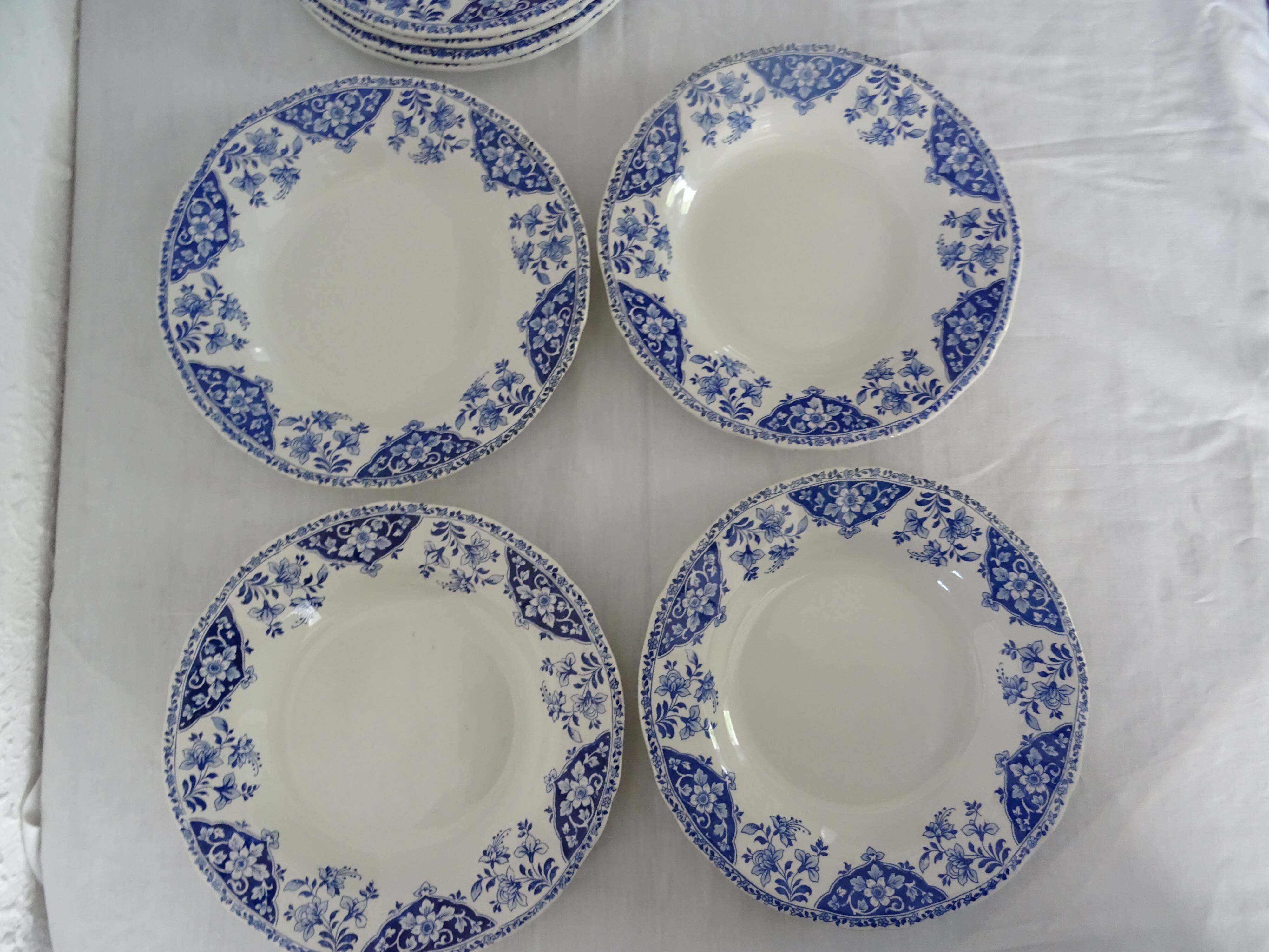 8 plates 160223 gien blue flowers 4 flat & 4 hollow