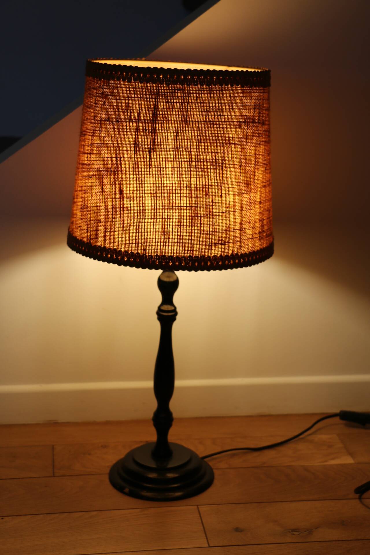 Pied de lampe bois noir avec abat-jour