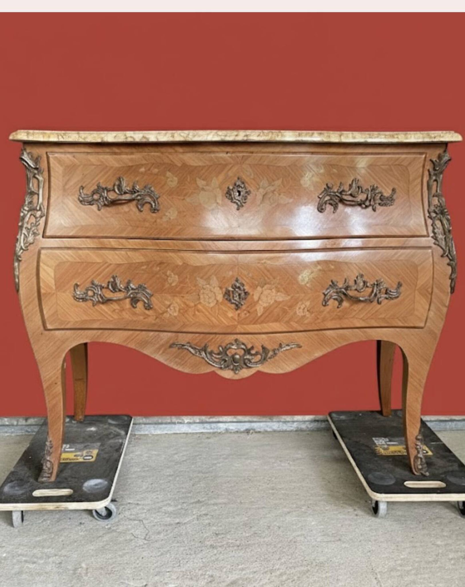 Curved commode