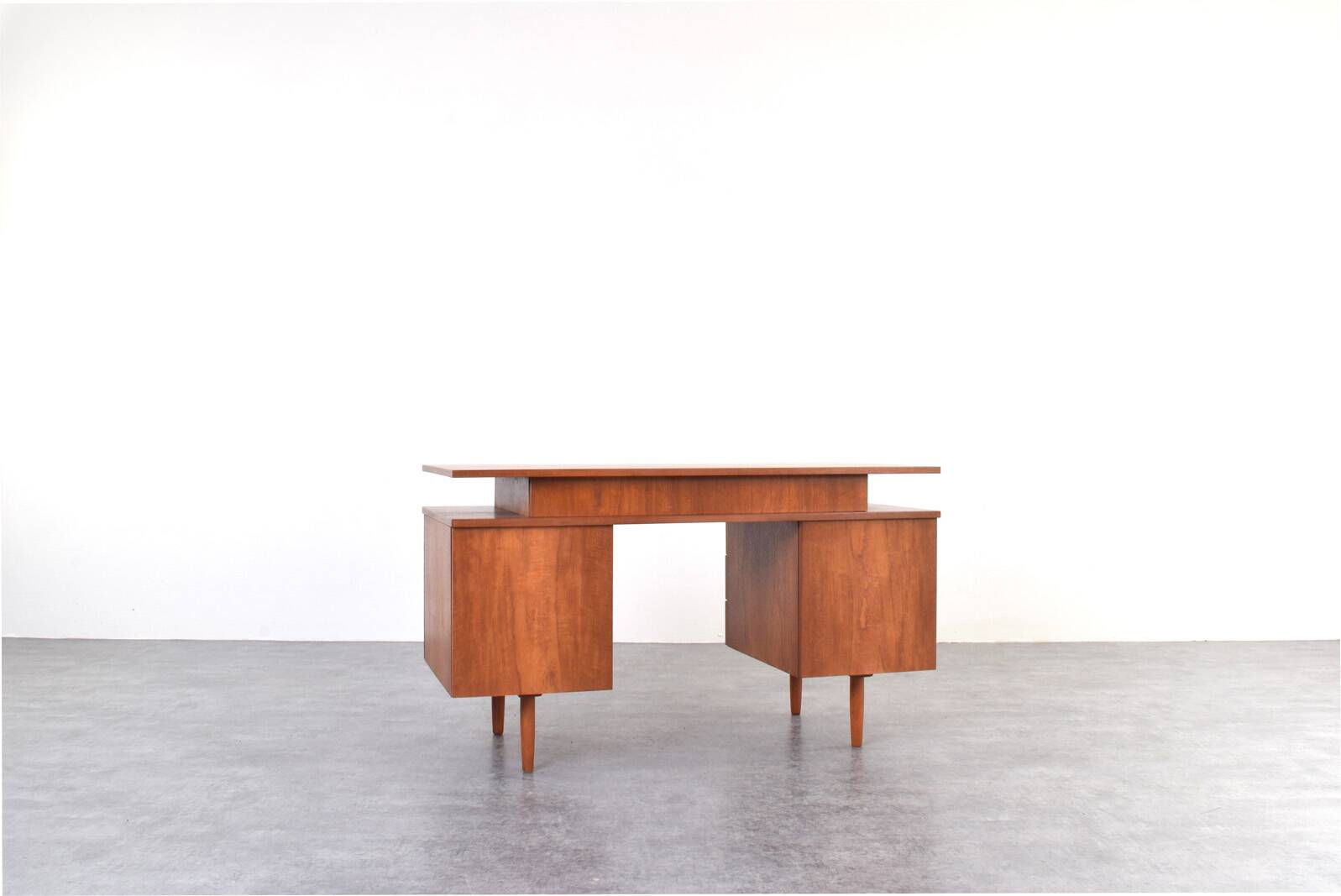 Bureau en teck des années 1960.