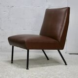 Chauffeuse, circa 1950. Simili-cuir brun.