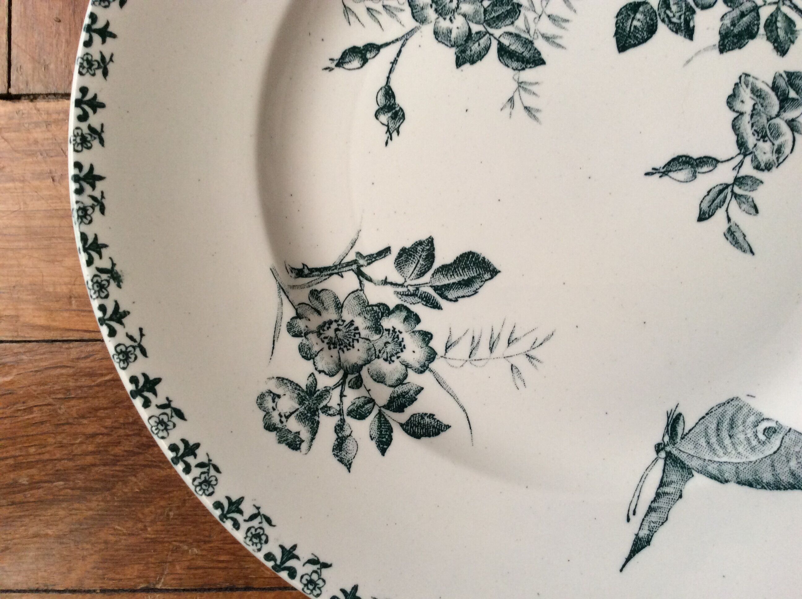 Série de 4 assiettes anciennes Terre de Fer modèle « Églantine »
