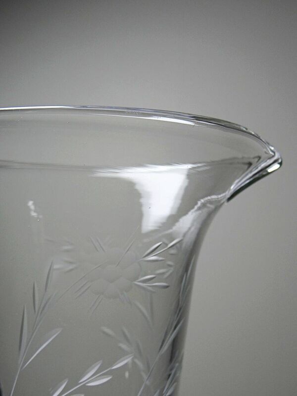 Pichet ancien en verre gravé à la roue décor végétal, Bohême, début XXe
