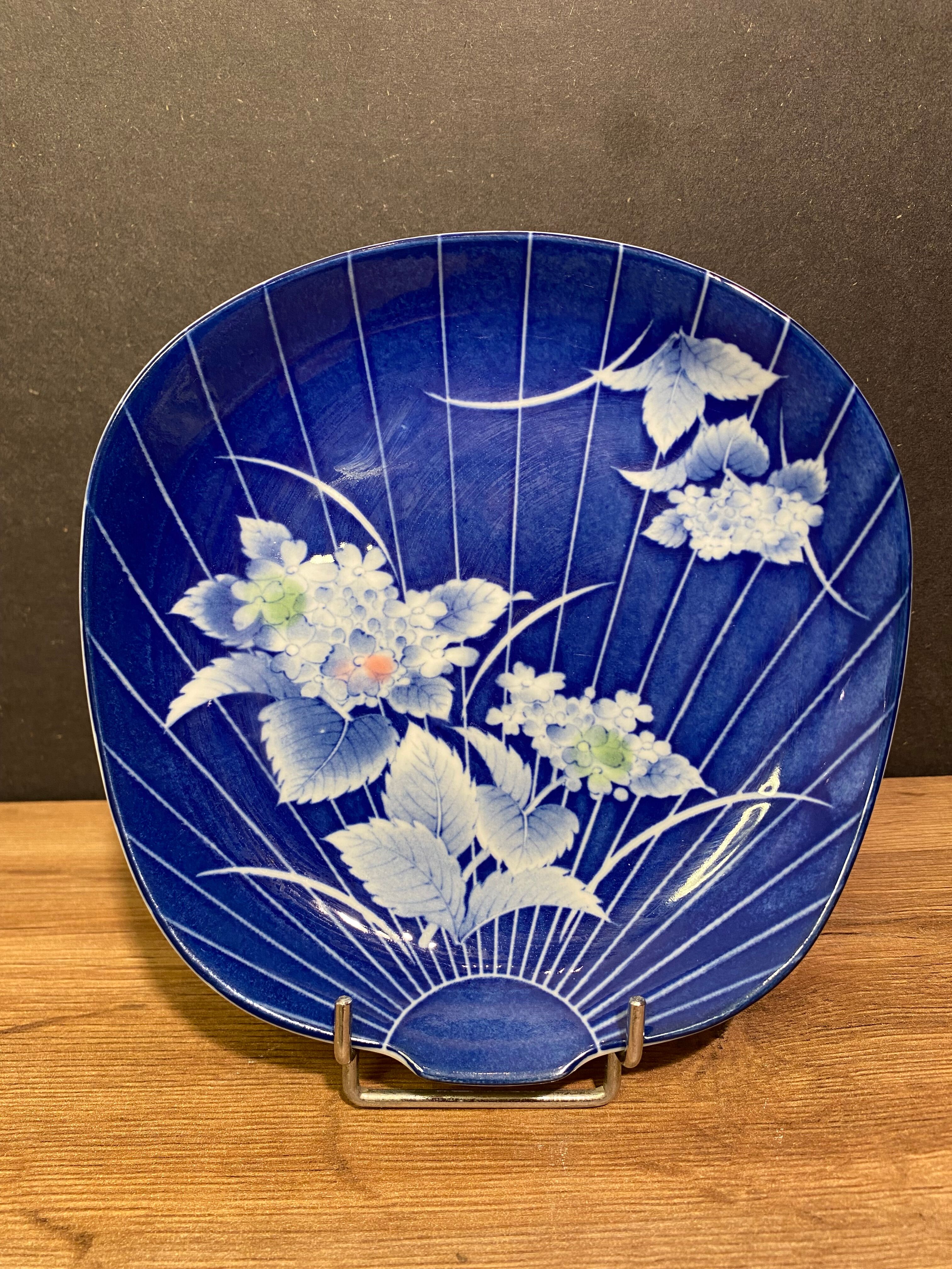 Fan shaped flat cut in porcelain China Japan