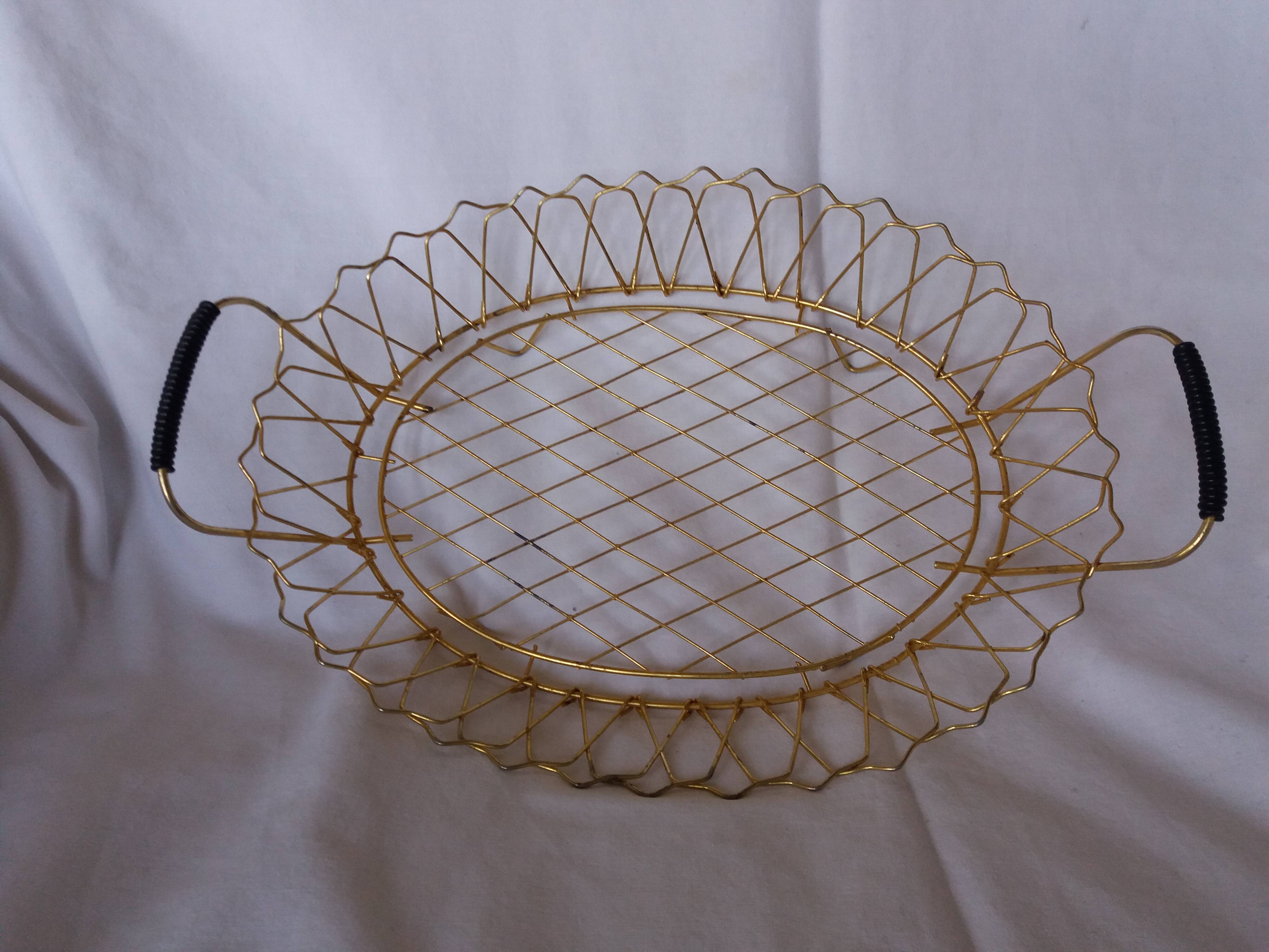 Flat gold metal and scoubidou basket basket