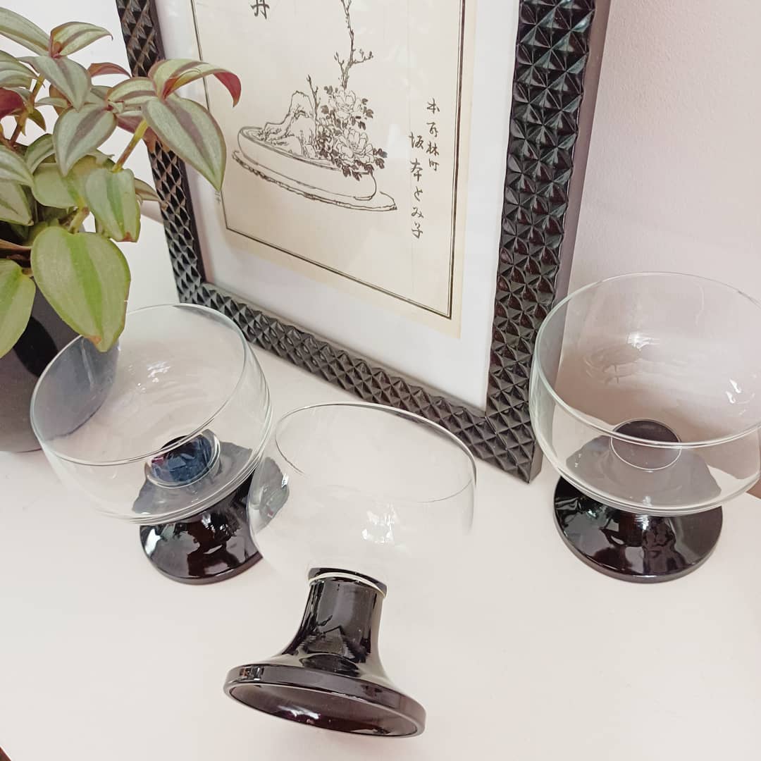 Set of 10 glasses on foot cuts