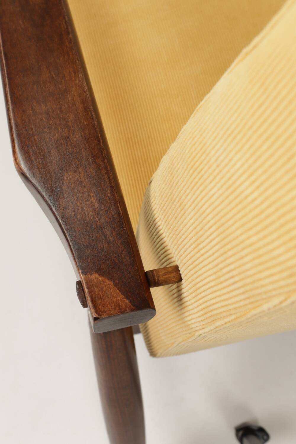 Fauteuil vintage pastel jaune velours côtelé et repose - pieds