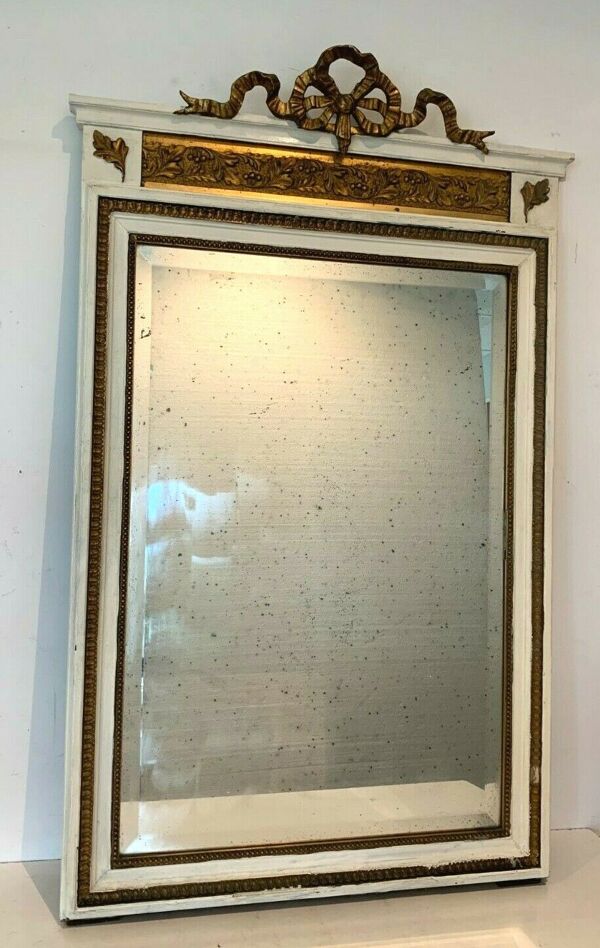 Miroir de style louis xvi en bois et stuc patiné et doré xx siècle