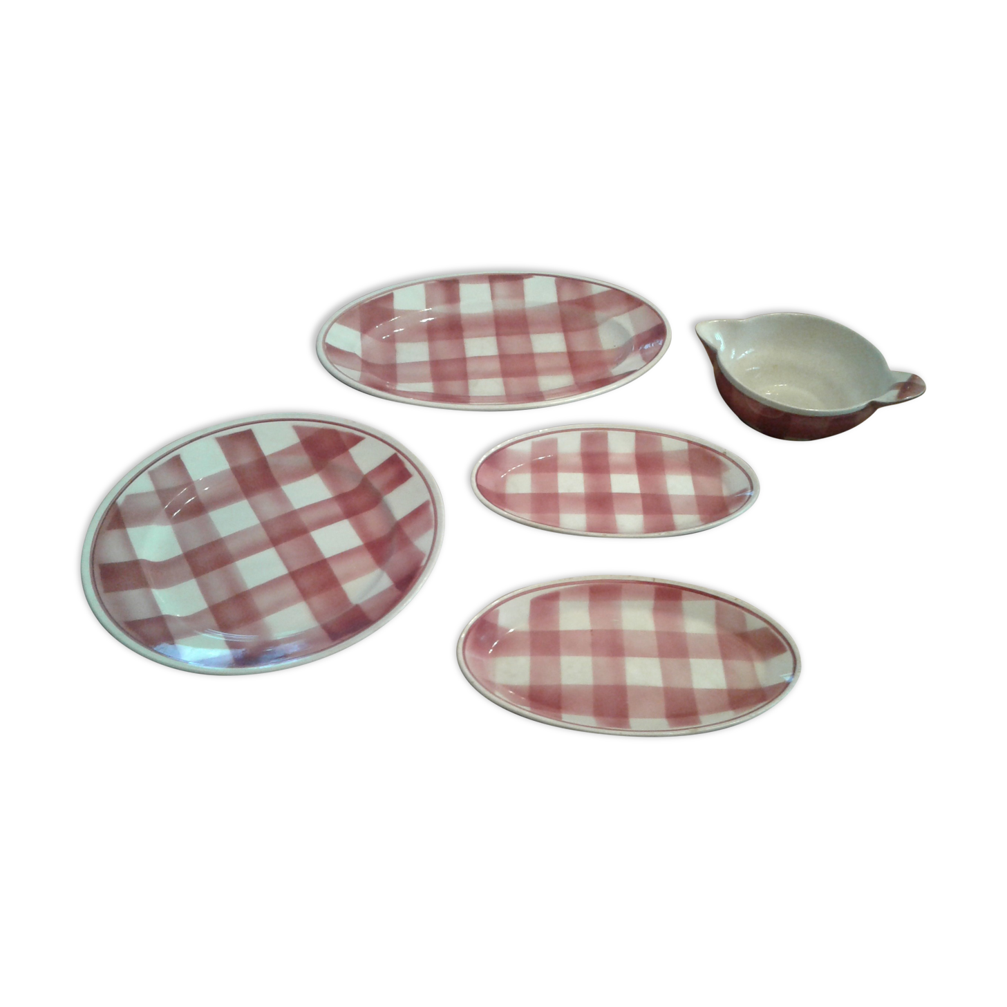 1 oval dish, 1 round dish, 2 raviers, 1 sausage