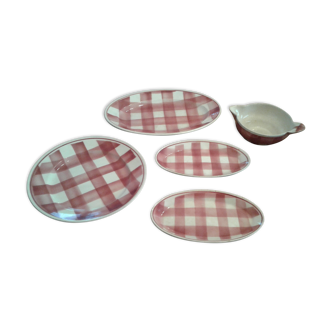 1 oval dish, 1 round dish, 2 raviers, 1 sausage