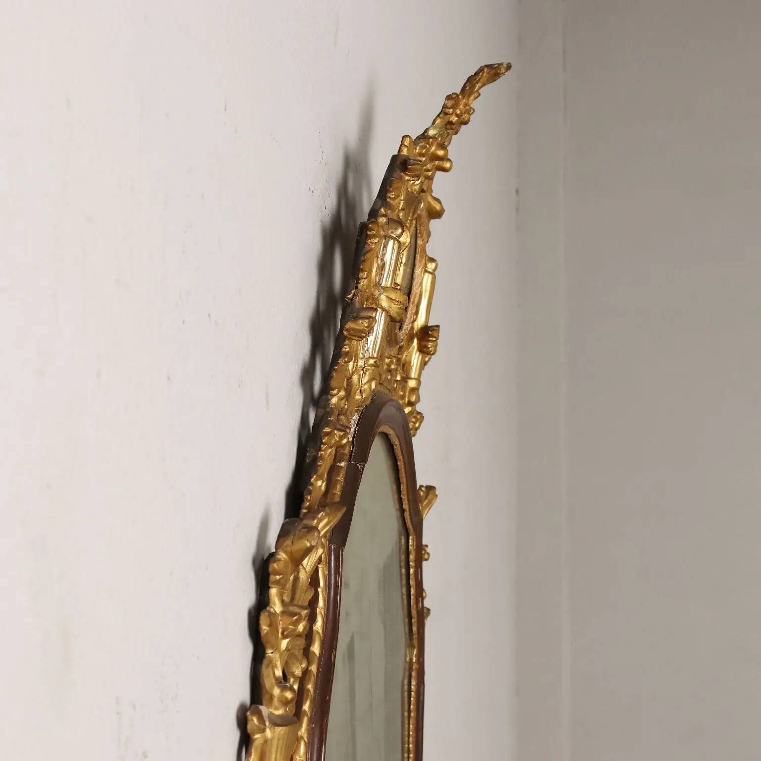 Neoclassical antique mirror in gilded wood, Italy, 18th century.