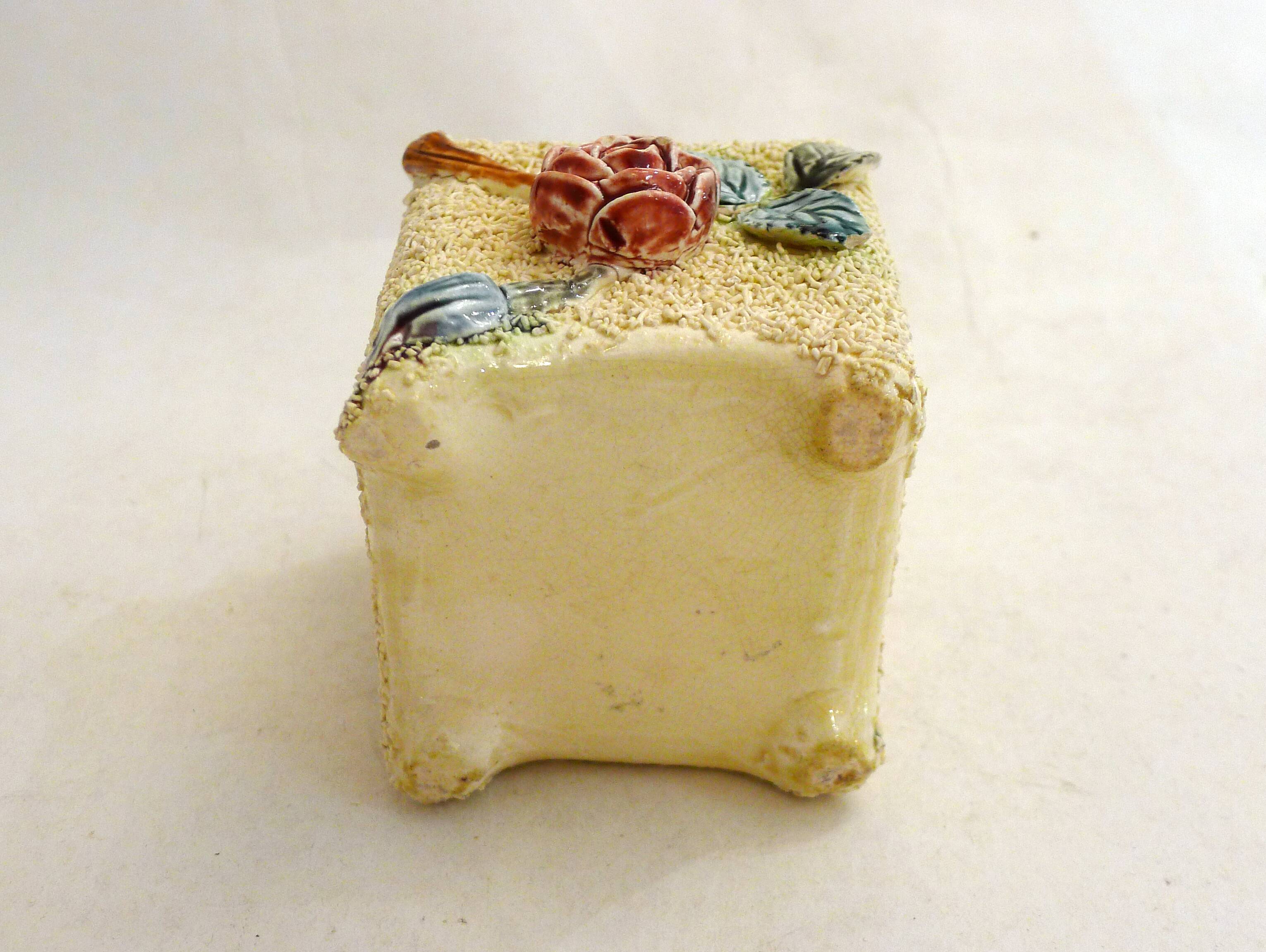 Small rose-patterned cache-pot in earthenware.