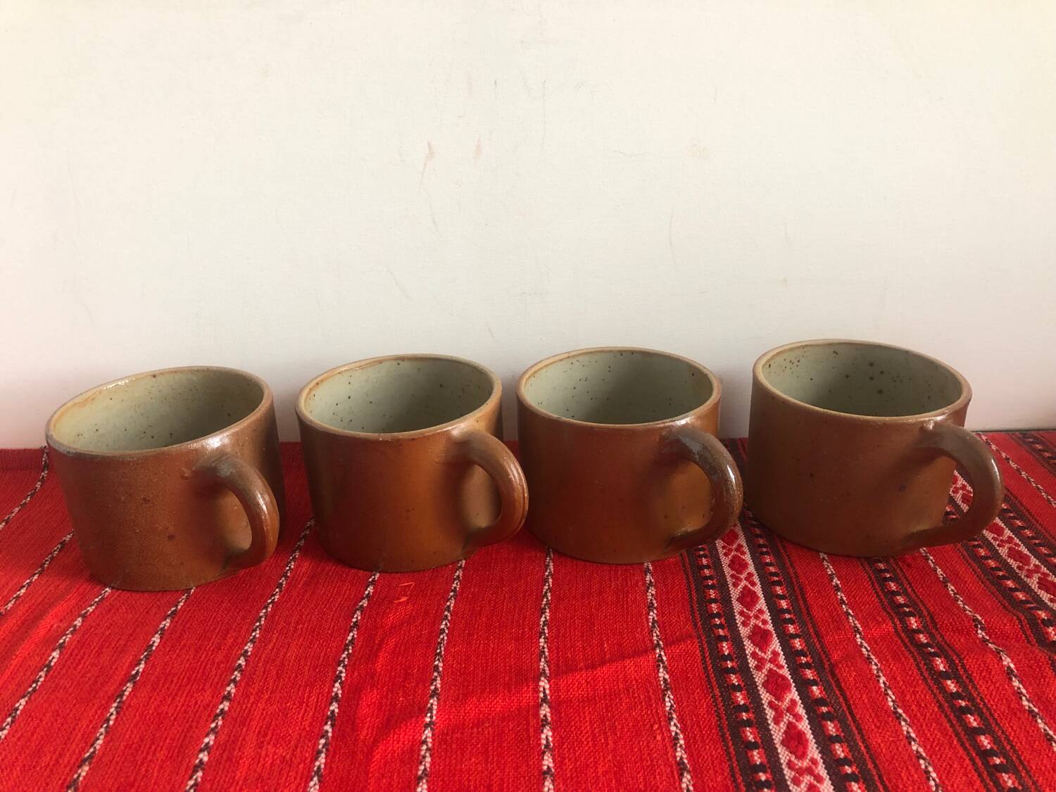 4 tasses en grès anciennes