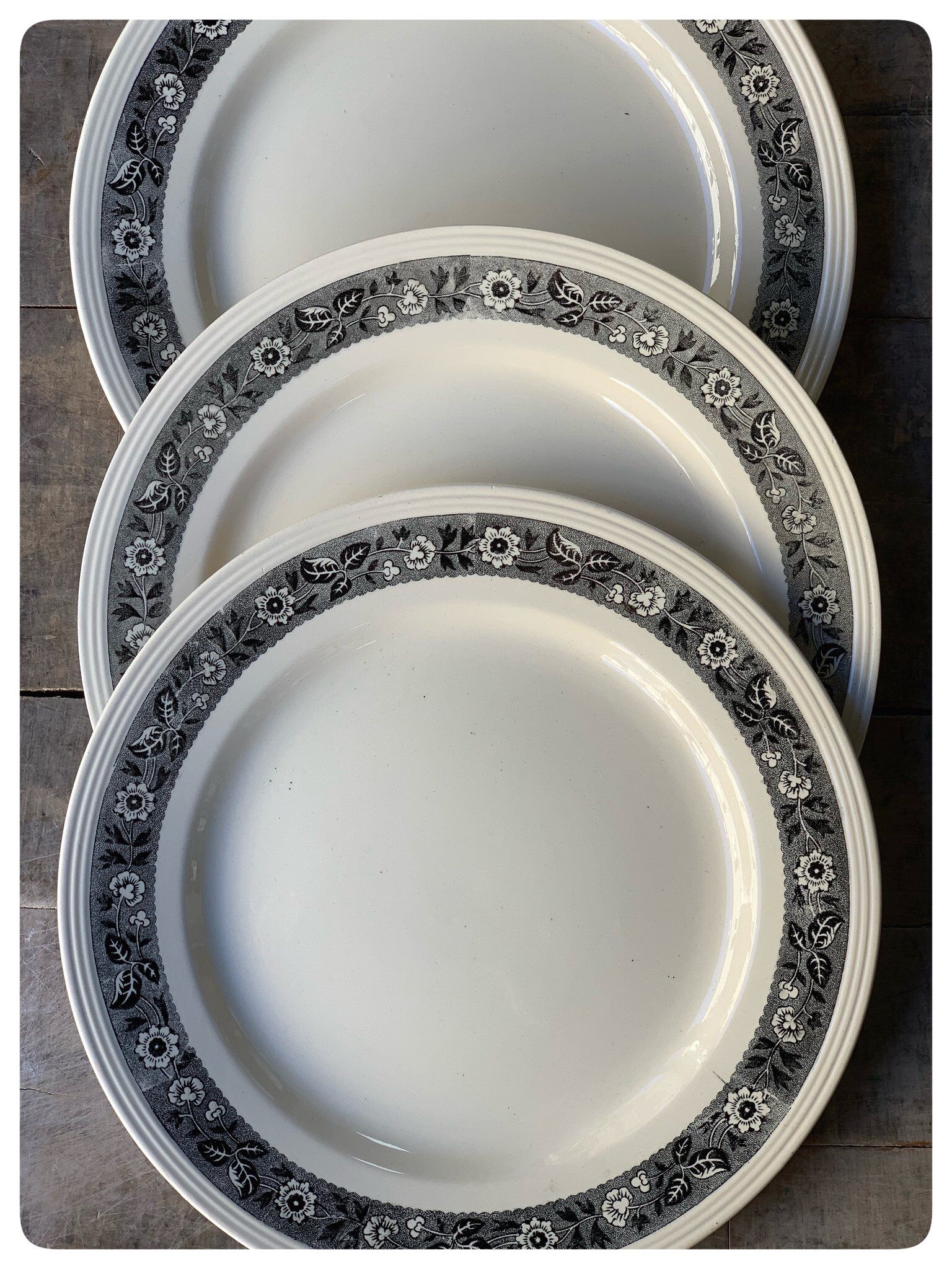 Boch La Louvière flat plate in earthenware