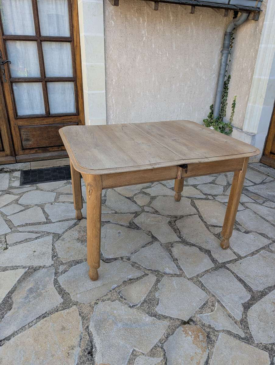 Antique extendable table