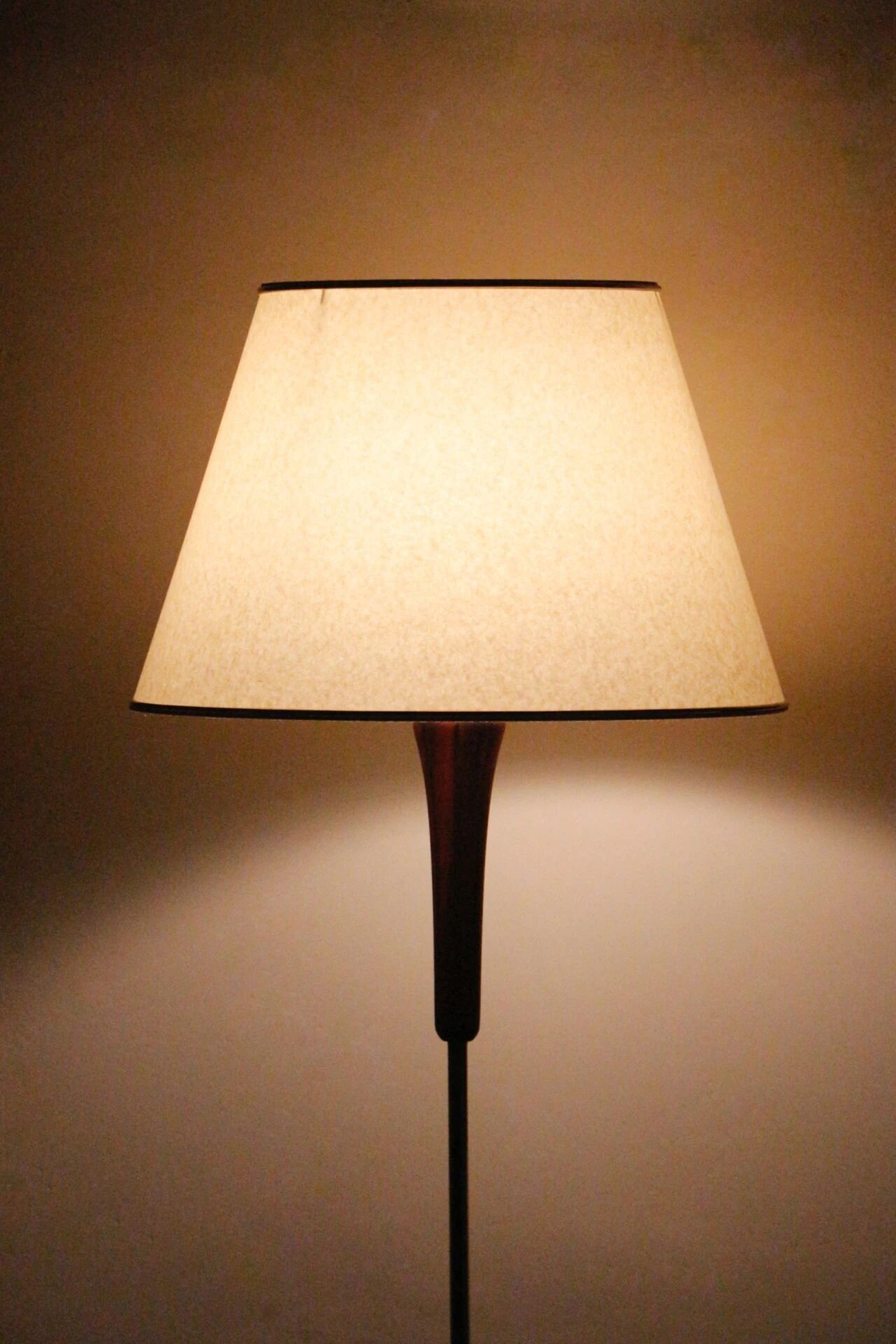 Lampadaire années 60 en teck et laiton – luminaire vintage