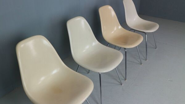 Ensemble de 4 chaises « H-Base » blanc cassé de Charles & Ray Eames pour Herman Miller, 1960