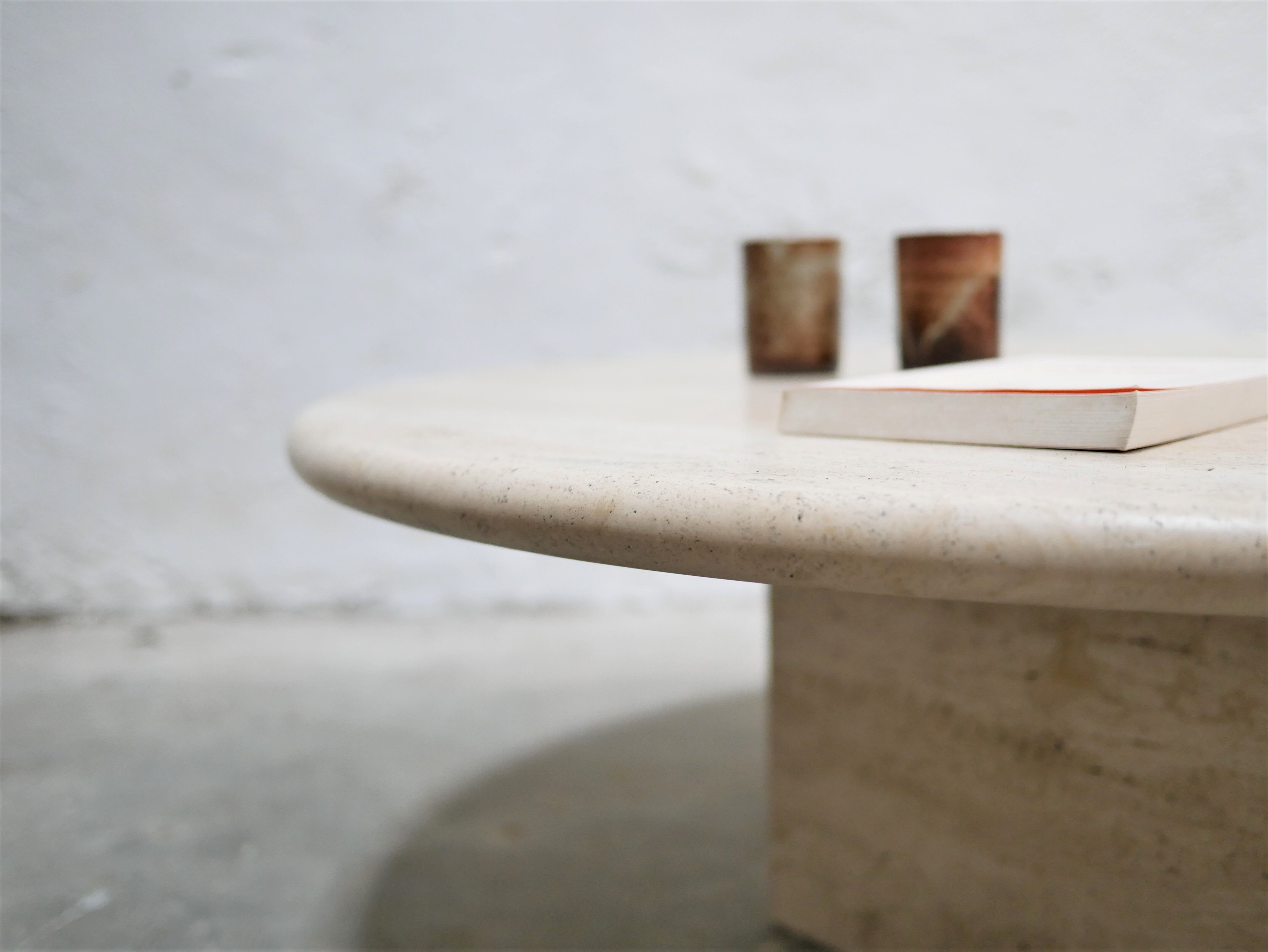 Table basse vintage en travertin