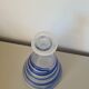 Vase/Carafe conique en verre
soufflé à décor de spirale bleue