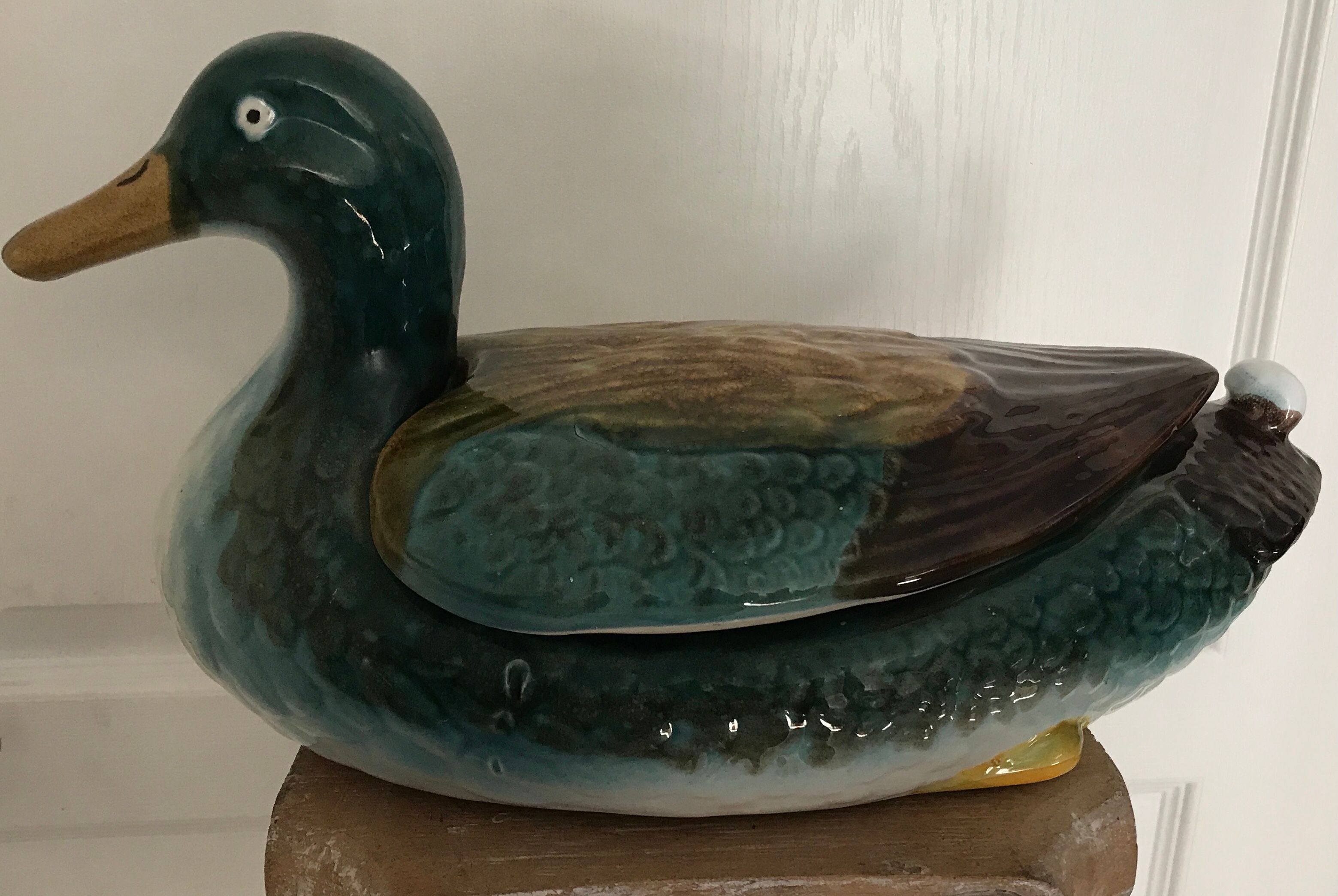 Soupière centrale, plat et couvercle en céramique émaillée polychrome, forme canard