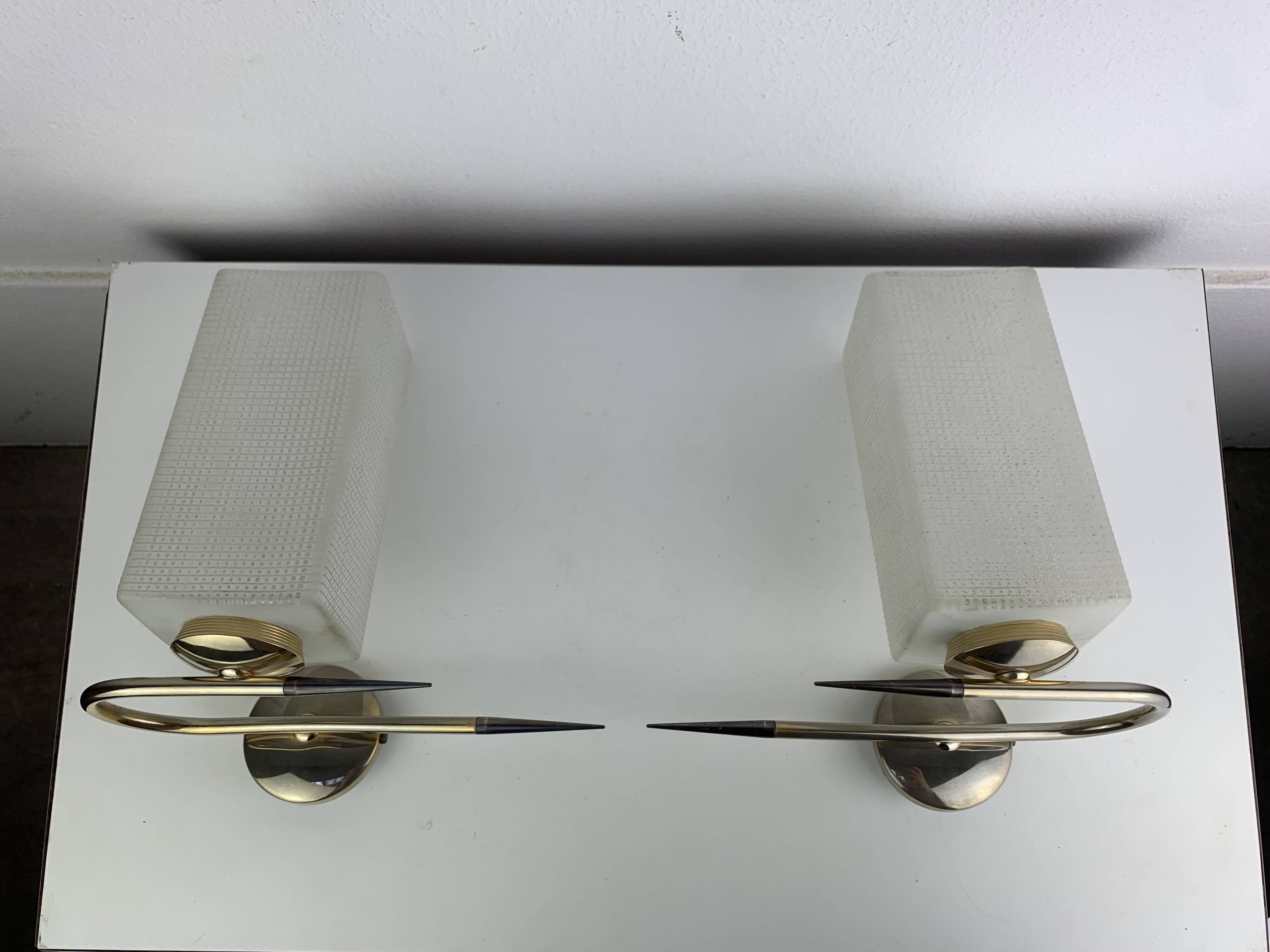 Pair of 1950s wall lights in brass and opaline tulips, Lunel Arlus