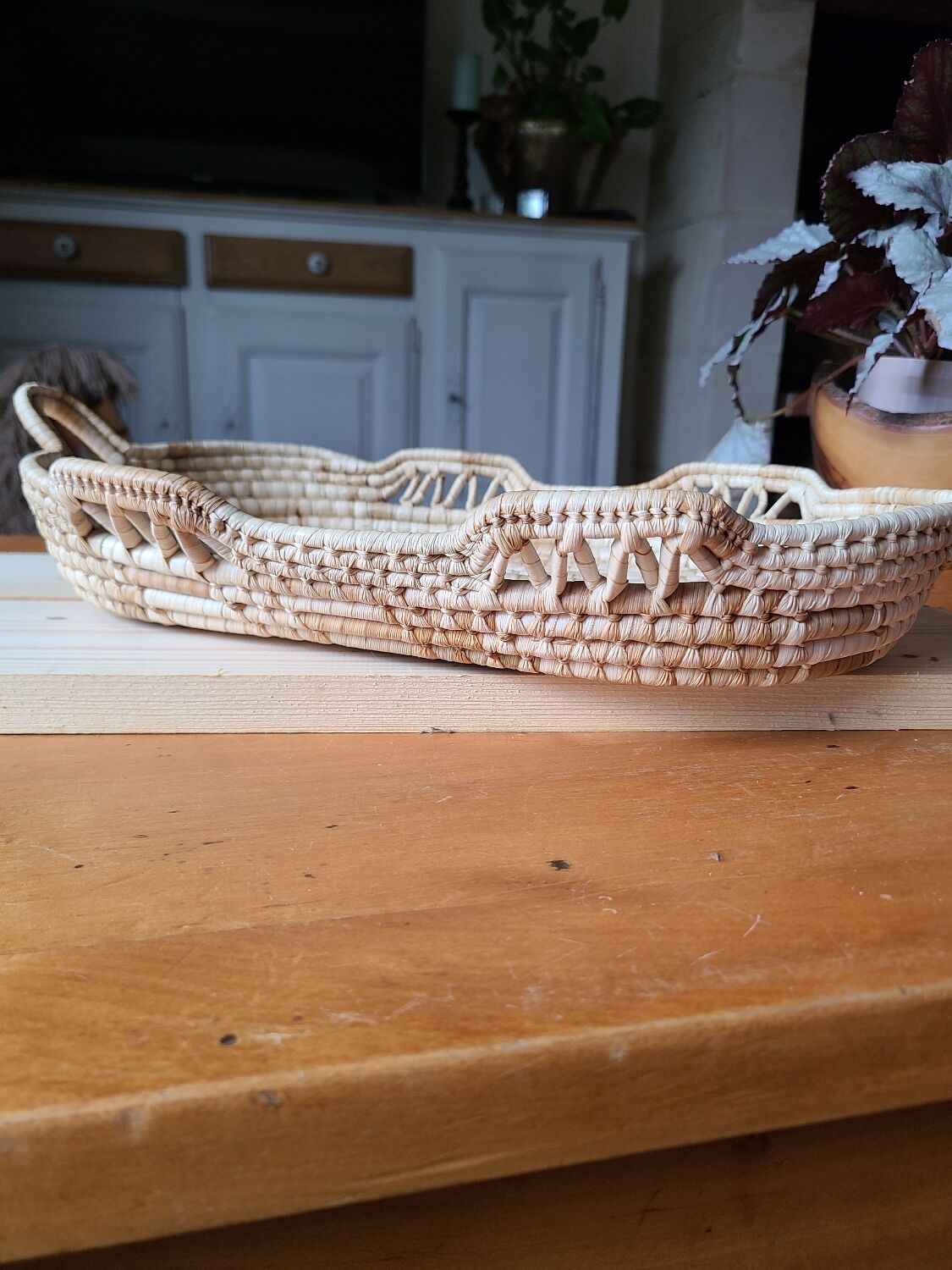 Braided basket in natural fiber, free form, vintage
