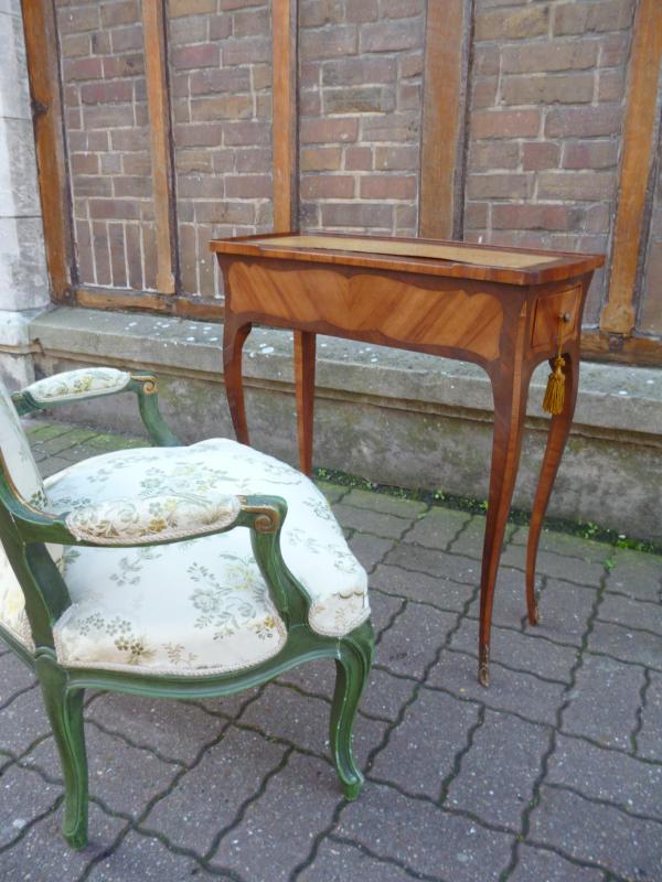 Table and hairdresser at the end of the 19th century