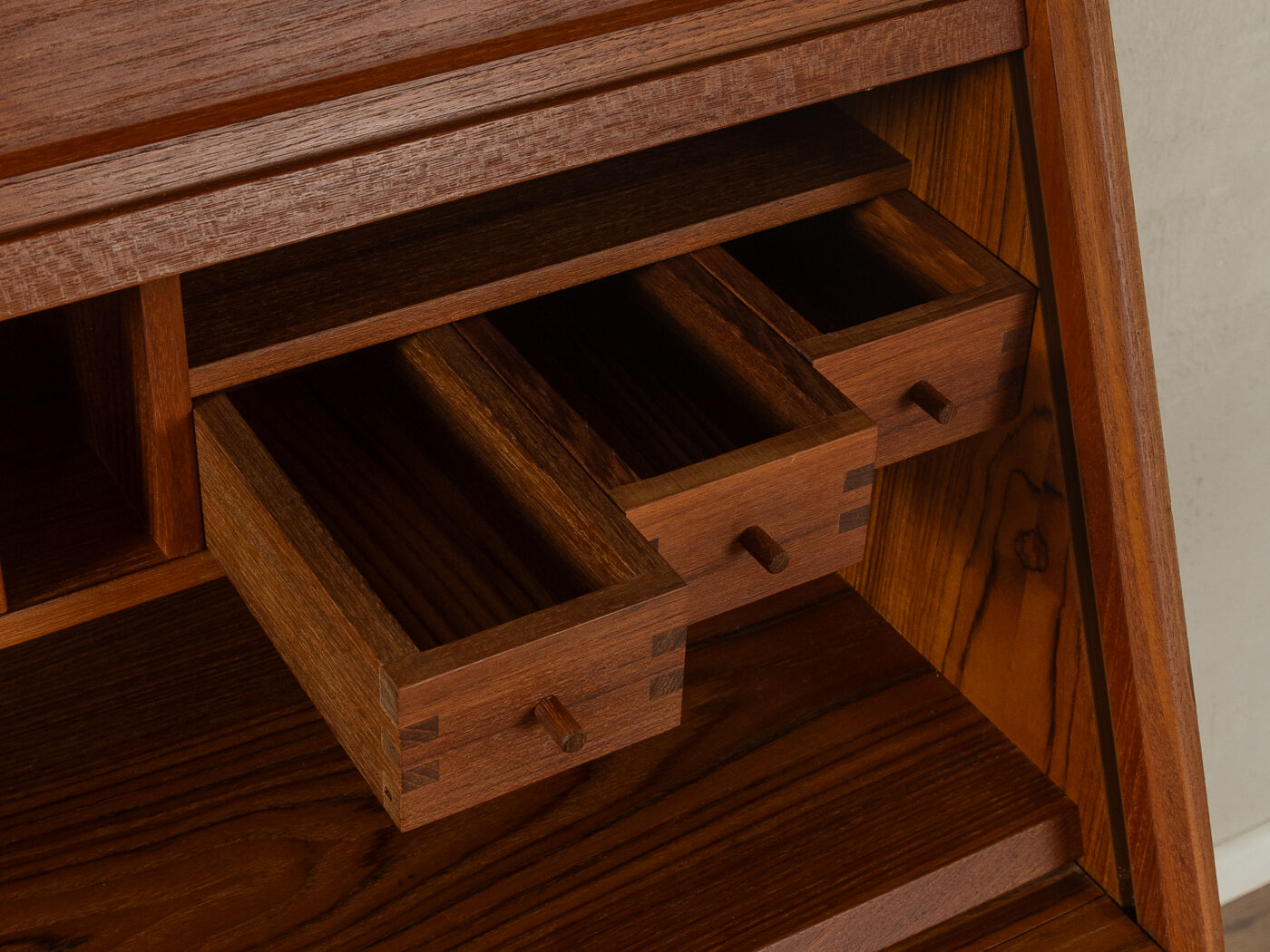 1980s bureau, Dyrlund