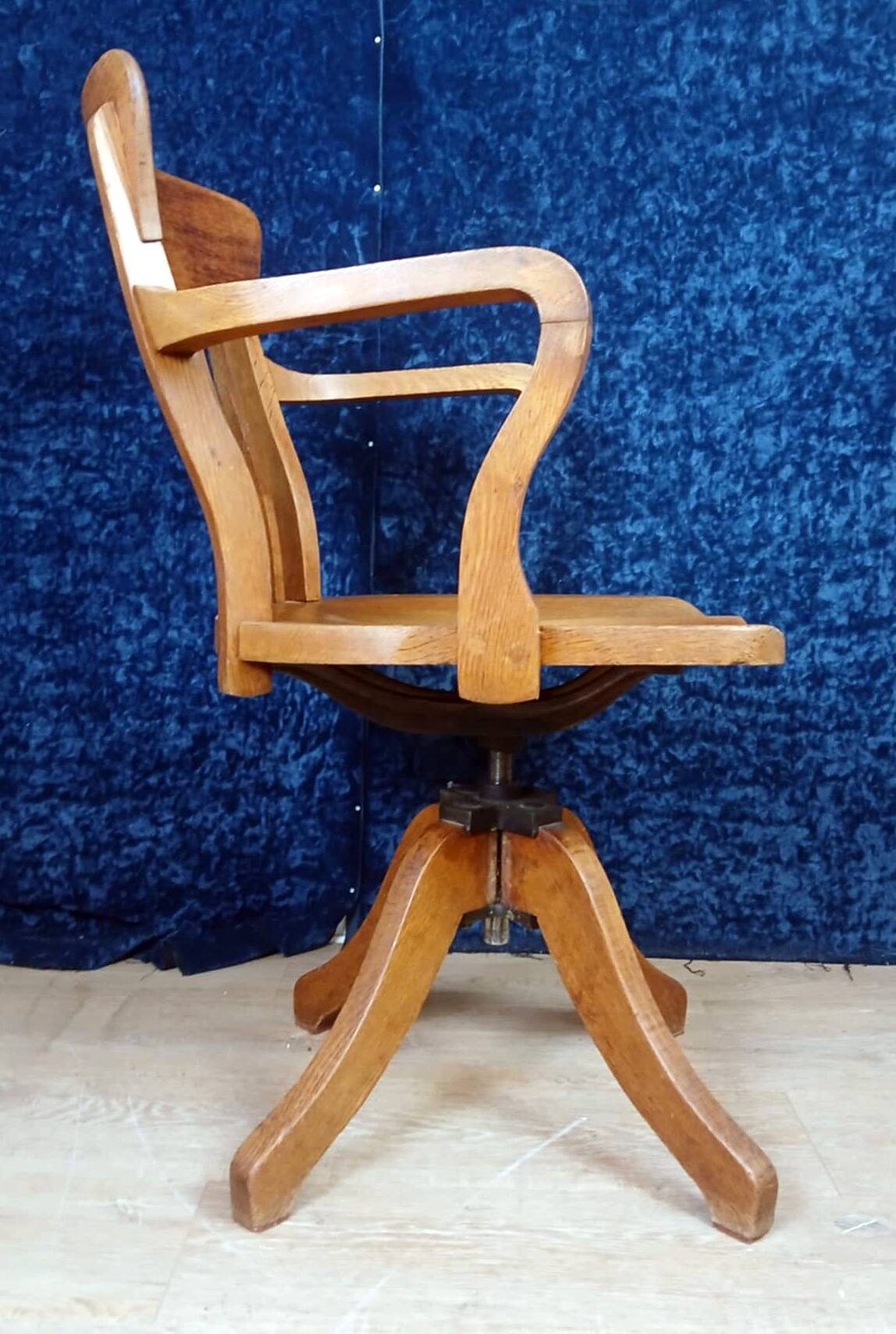 Attractive American office chair with oak system