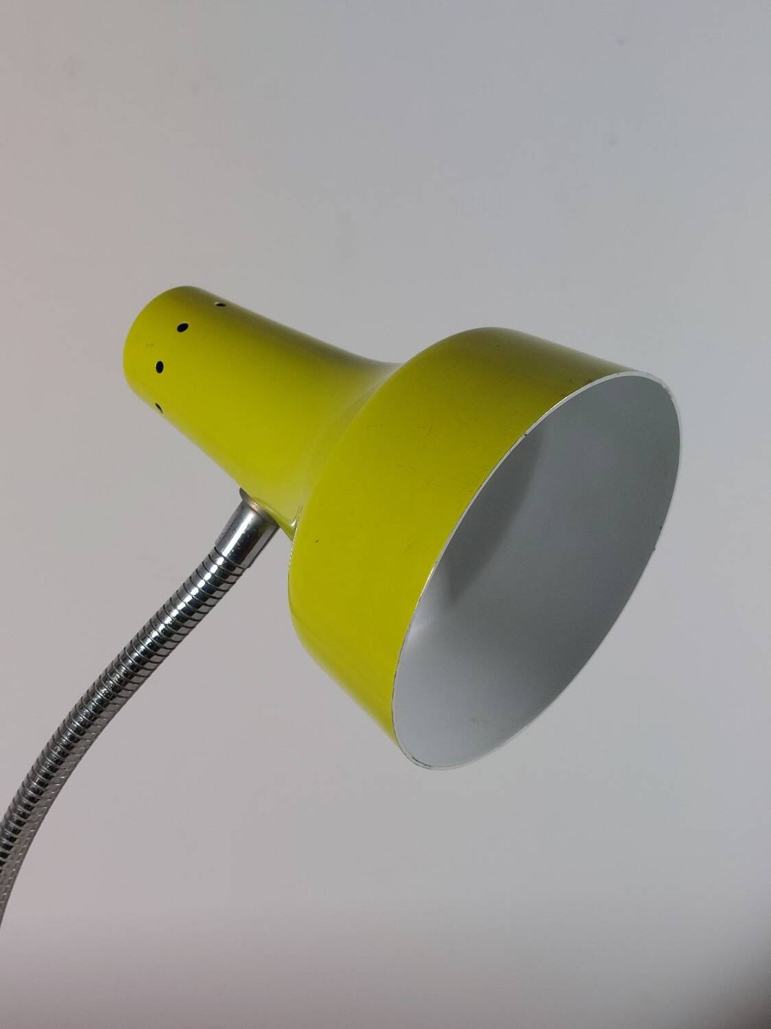 Lampe de table en métal jaune-vert, années 50