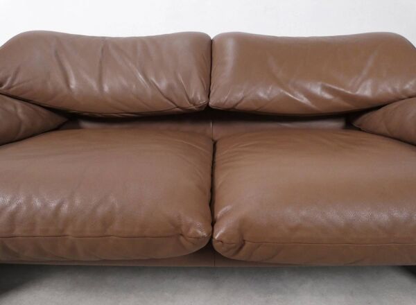 Canapé 2 places Cassina Maralunga en cuir couleur mocca.
