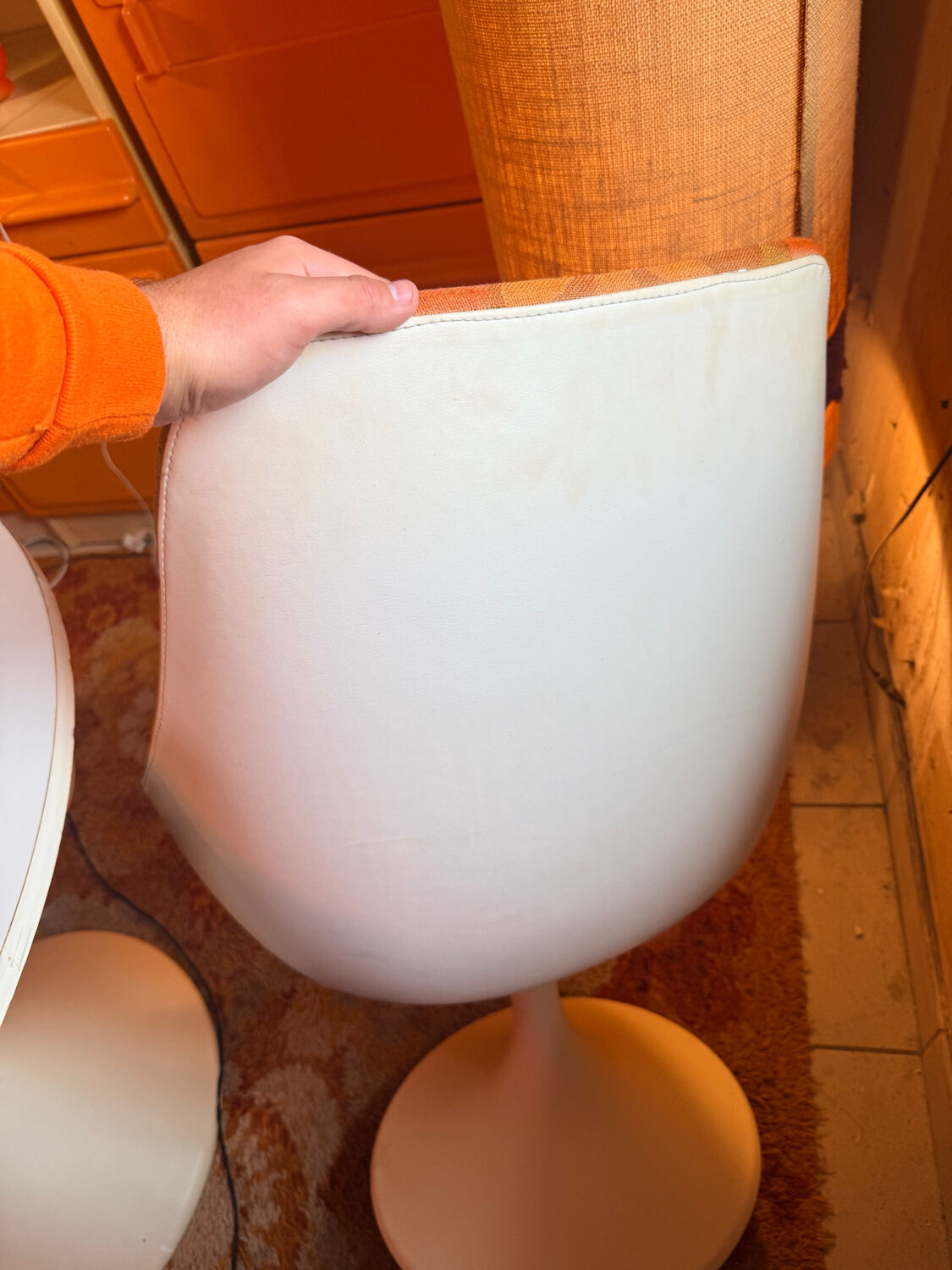 Table and tulip leg chair, vintage space age from the 70s.