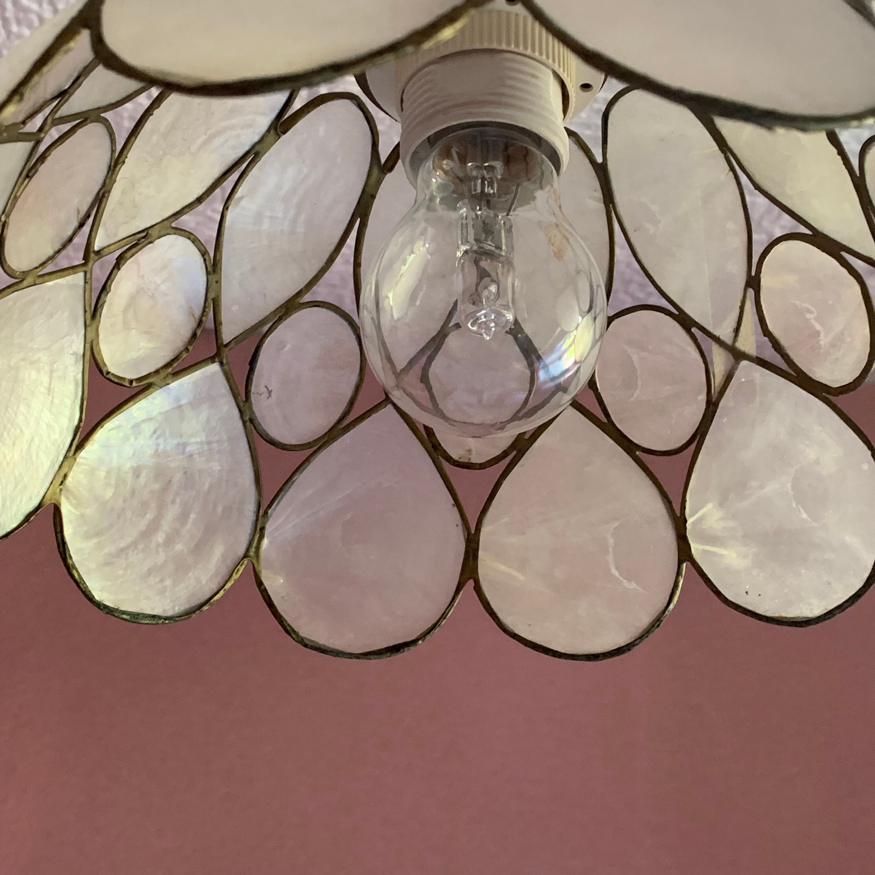 Suspension fleur en nacre et laiton vintage